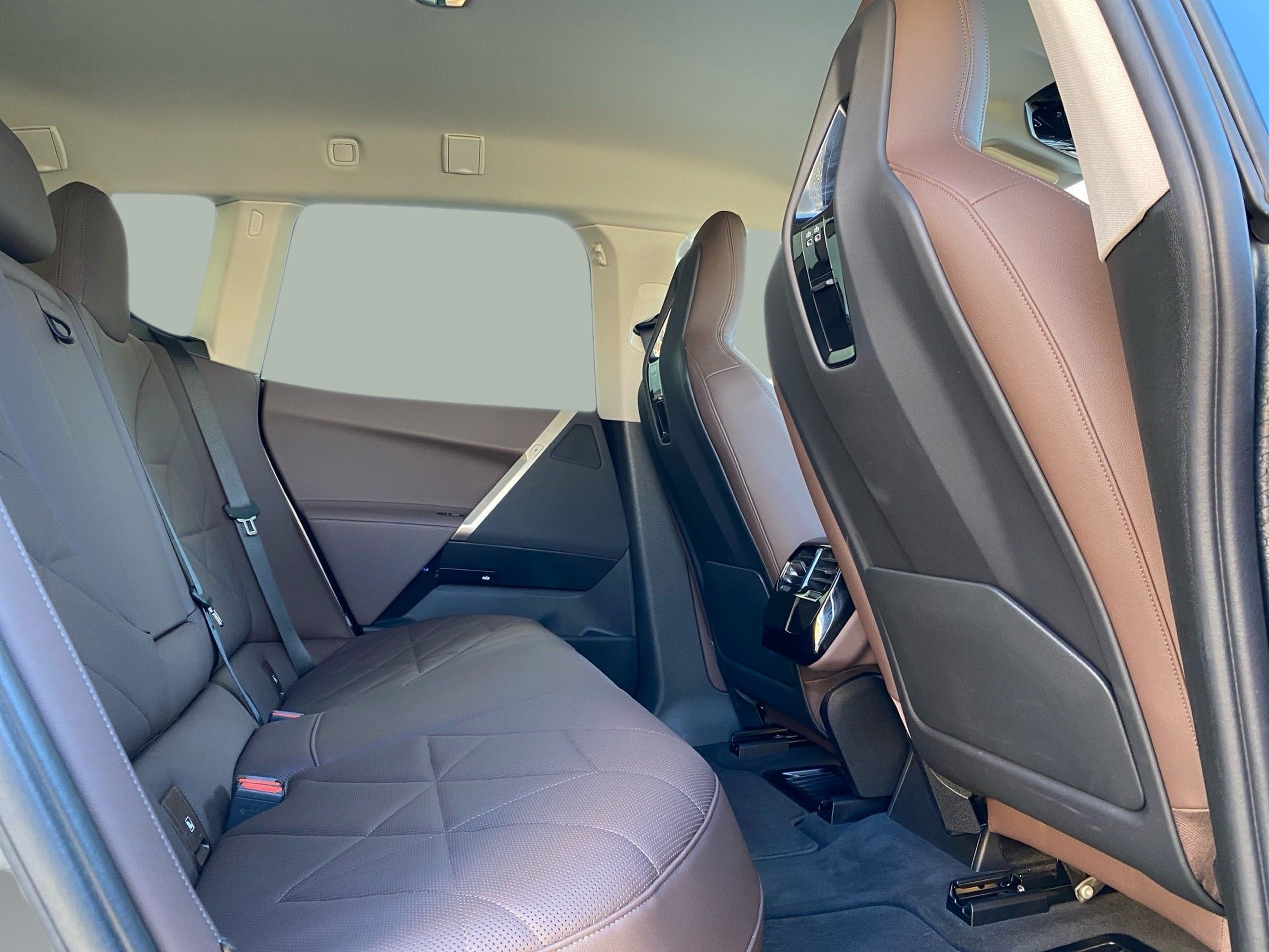 BMW iX xDrive40 color Gris. Año 2023. 240KW(326CV). Elétrico. En concesionario Caetano Lisboa de Lisboa