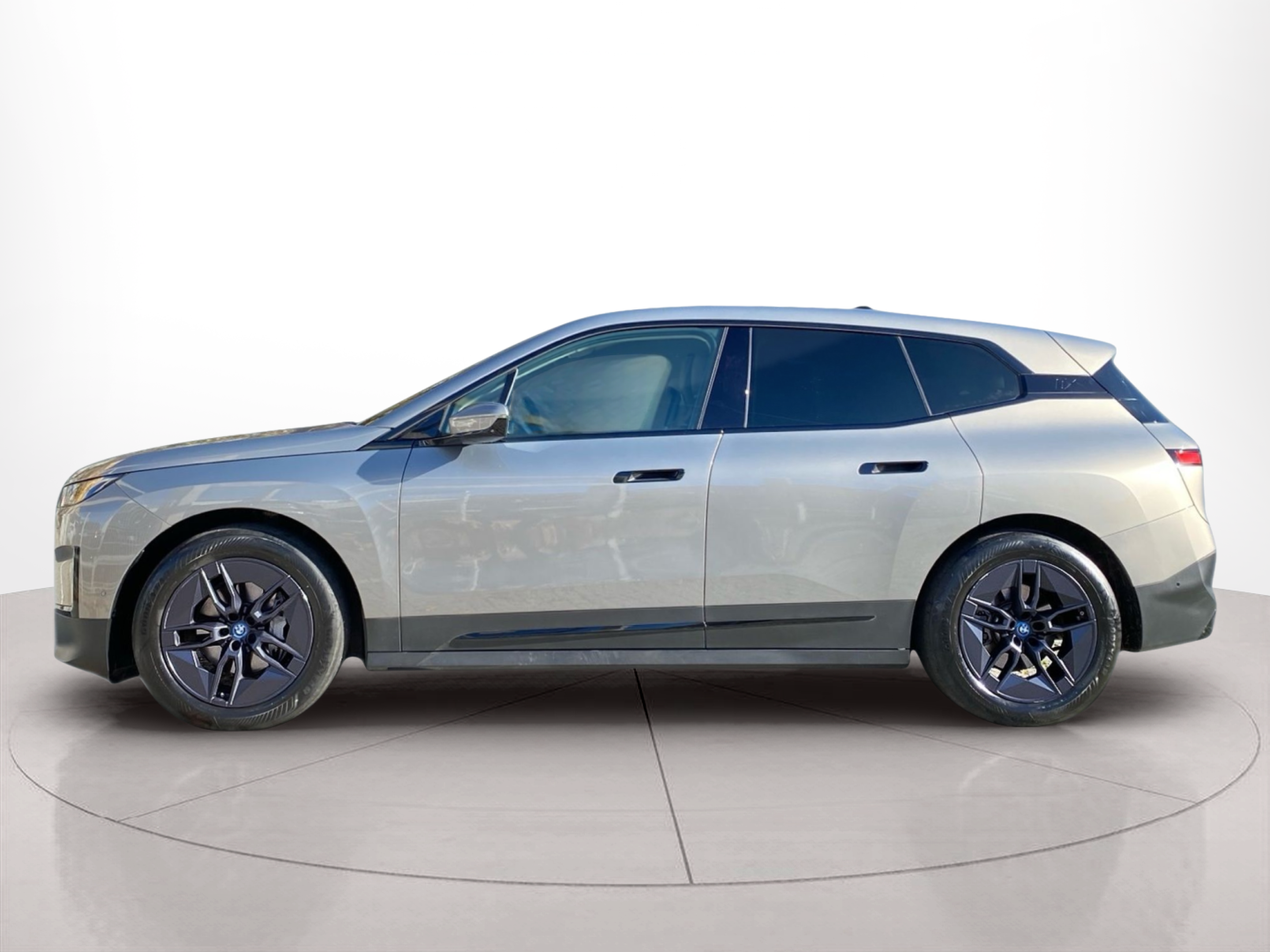 Fotos de BMW iX xDrive40 color Gris. Año 2023. 240KW(326CV). Elétrico. En concesionario Caetano Lisboa de Lisboa