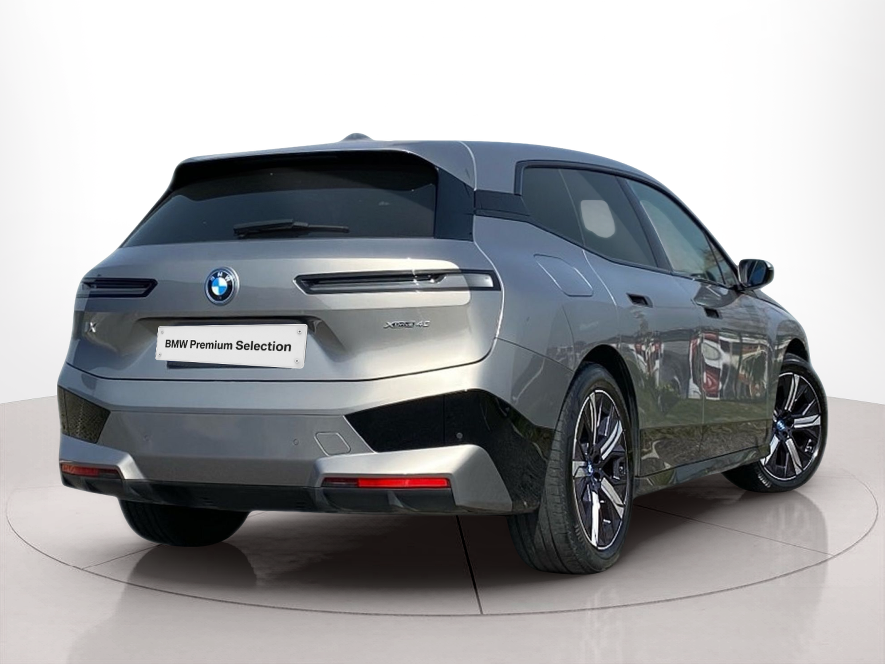 BMW iX xDrive40 color Gris. Año 2024. 240KW(326CV). Elétrico. En concesionario Caetano Cascais de Cascais