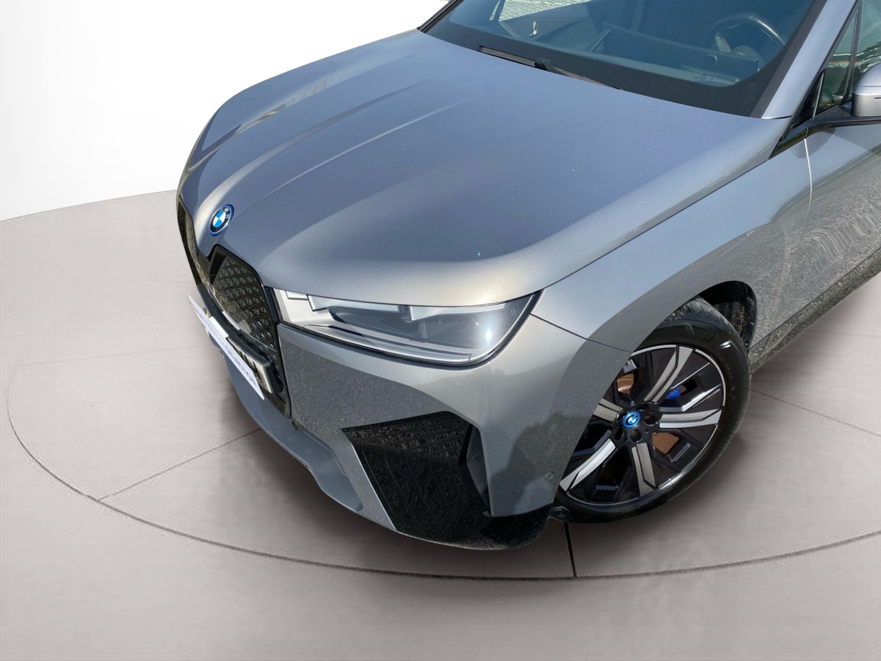 BMW iX xDrive40 color Gris. Año 2024. 240KW(326CV). Elétrico. En concesionario Caetano Cascais de Cascais