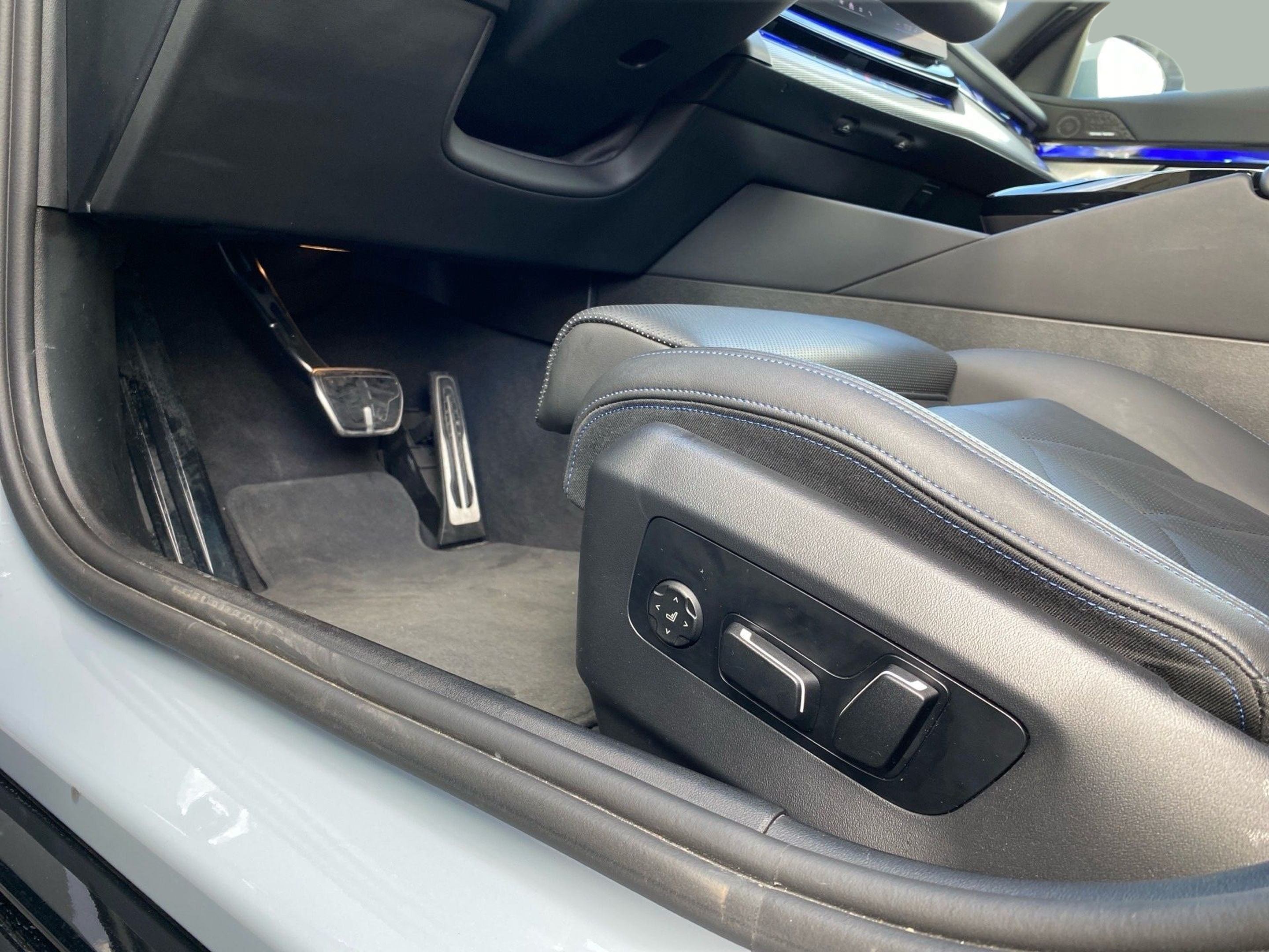 BMW i5 eDrive40 color Gris. Año 2024. 250KW(340CV). Elétrico. En concesionario Caetano Cascais de Cascais