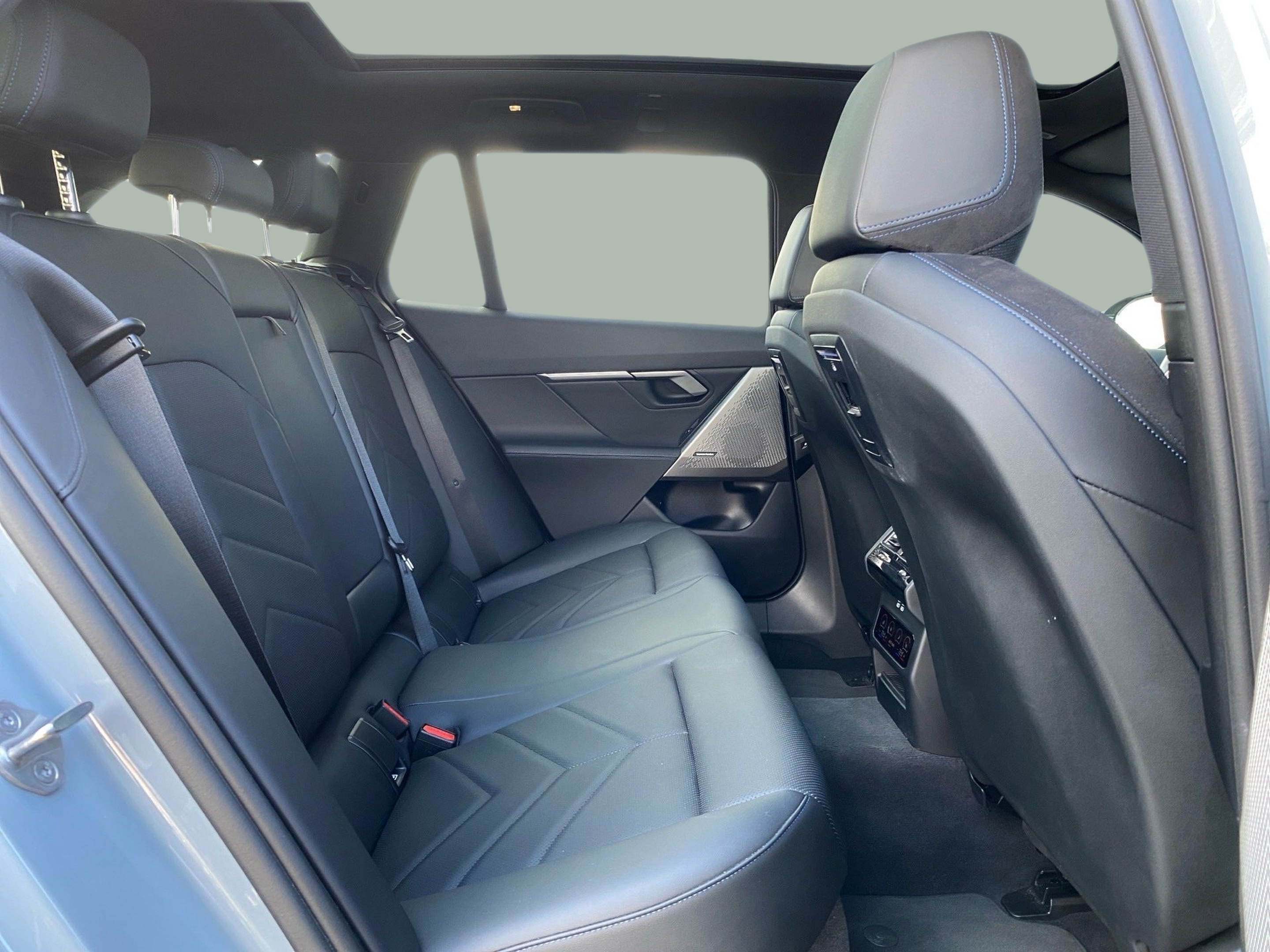 BMW i5 eDrive40 color Gris. Año 2024. 250KW(340CV). Elétrico. En concesionario Caetano Cascais de Cascais