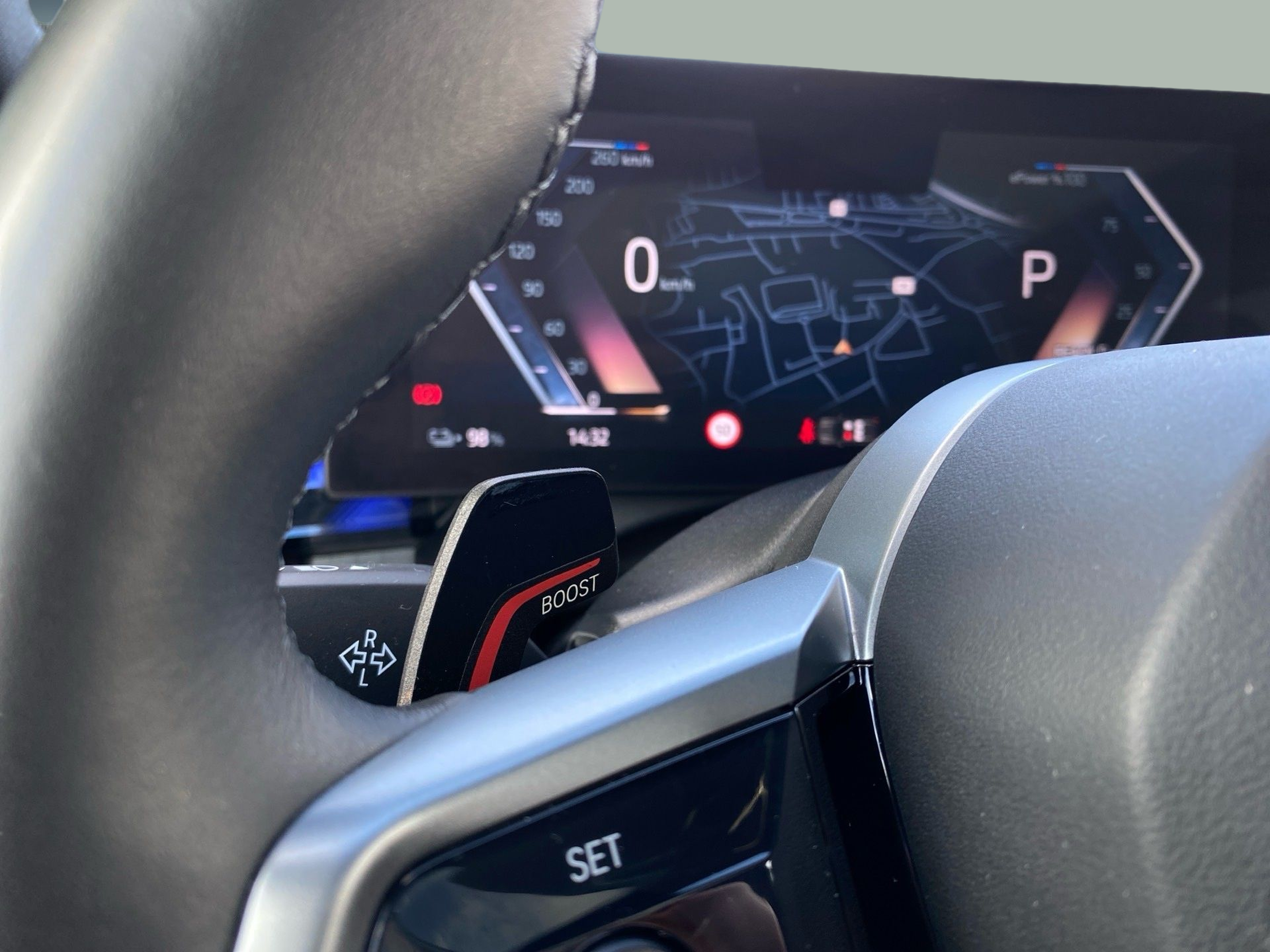 BMW i5 eDrive40 color Gris. Año 2024. 250KW(340CV). Elétrico. En concesionario Caetano Cascais de Cascais