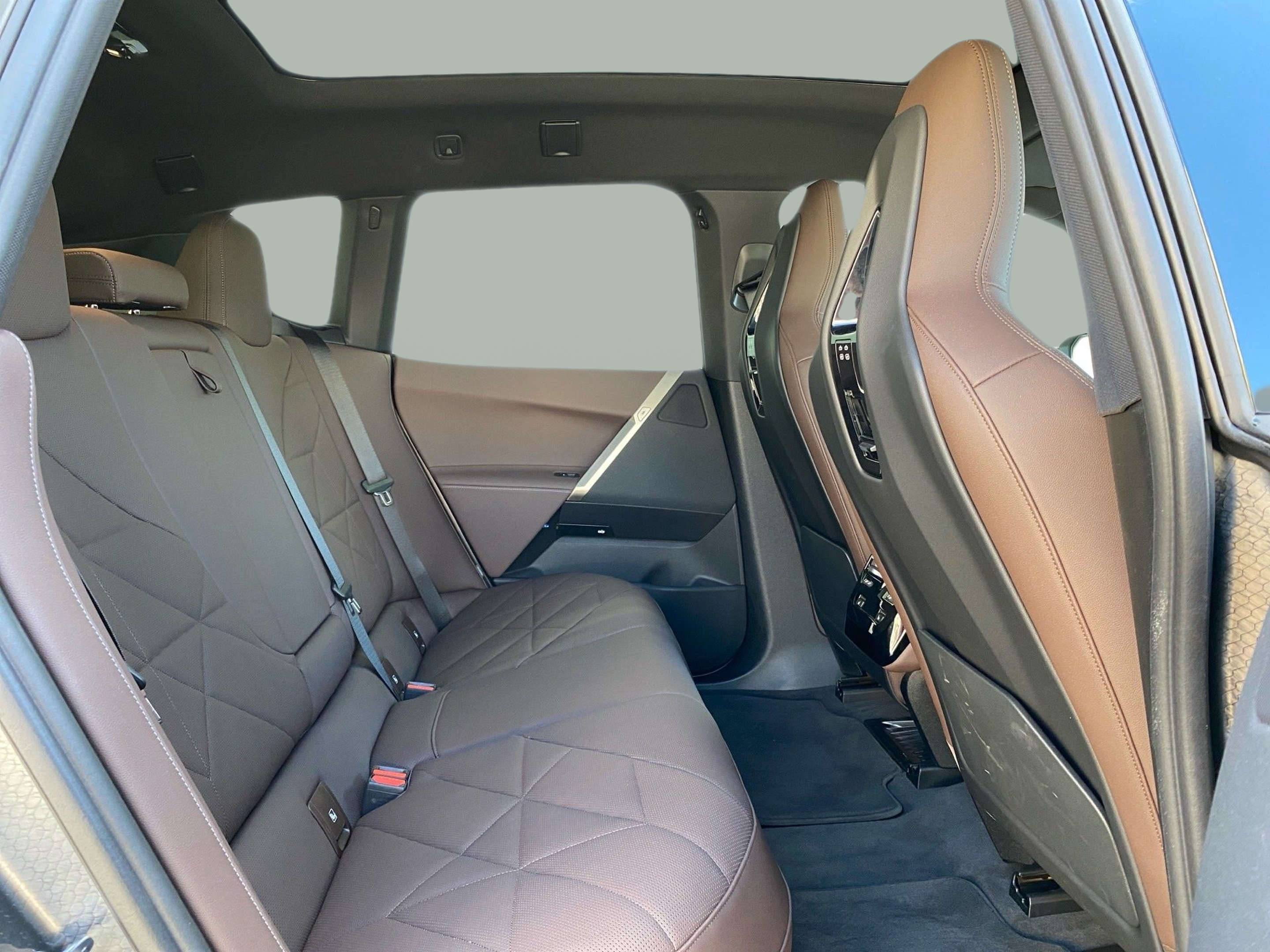 BMW iX xDrive50 color Gris. Año 2024. 385KW(523CV). Elétrico. En concesionario Caetano Lisboa de Lisboa