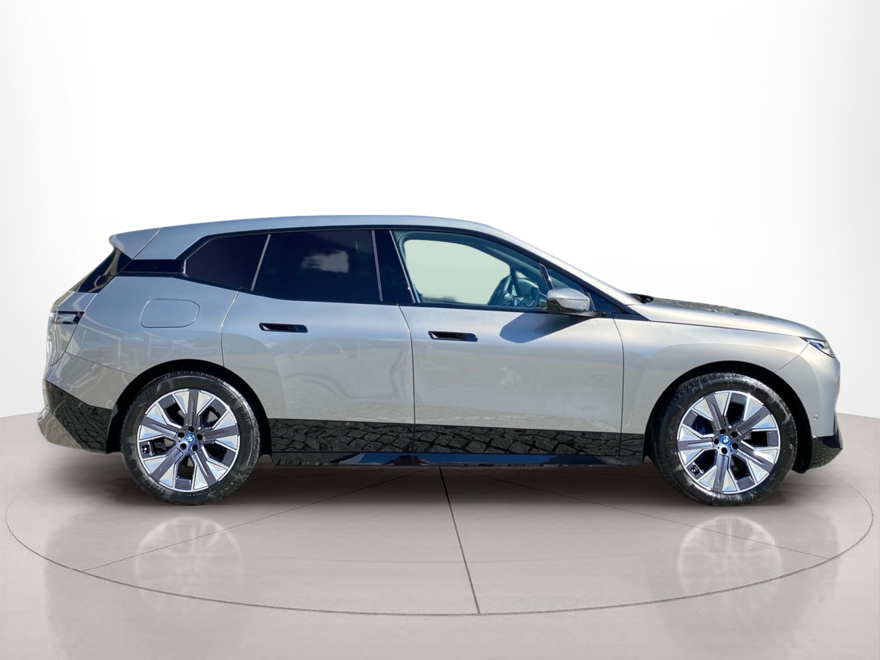 BMW iX xDrive50 color Gris. Año 2024. 385KW(523CV). Elétrico. En concesionario Caetano Lisboa de Lisboa