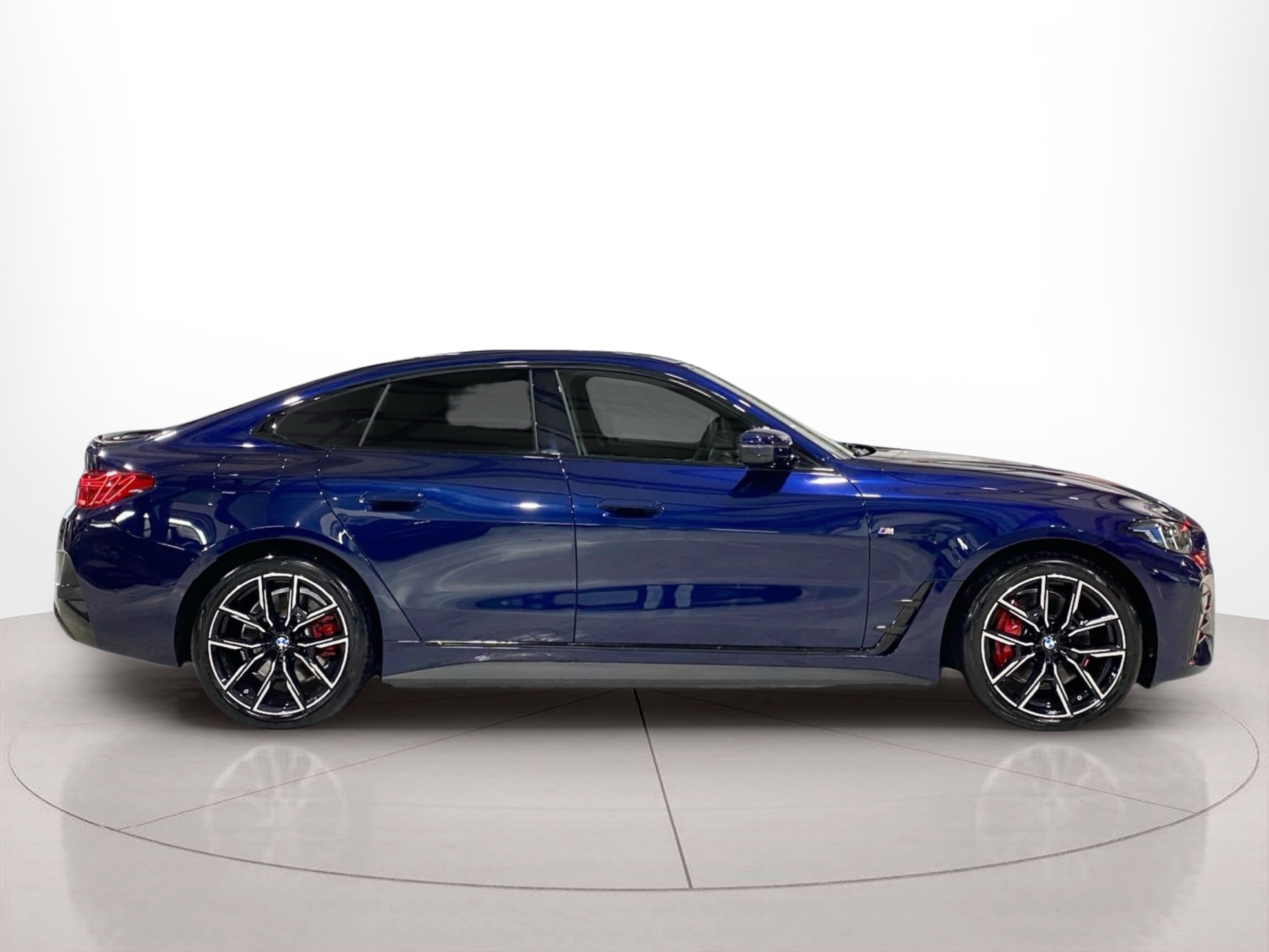 Fotos de BMW i4 i4 eDrive40 color Azul. Año 2025. 250KW(340CV). Elétrico. En concesionario Caetano Baviera Cascais de Cascais