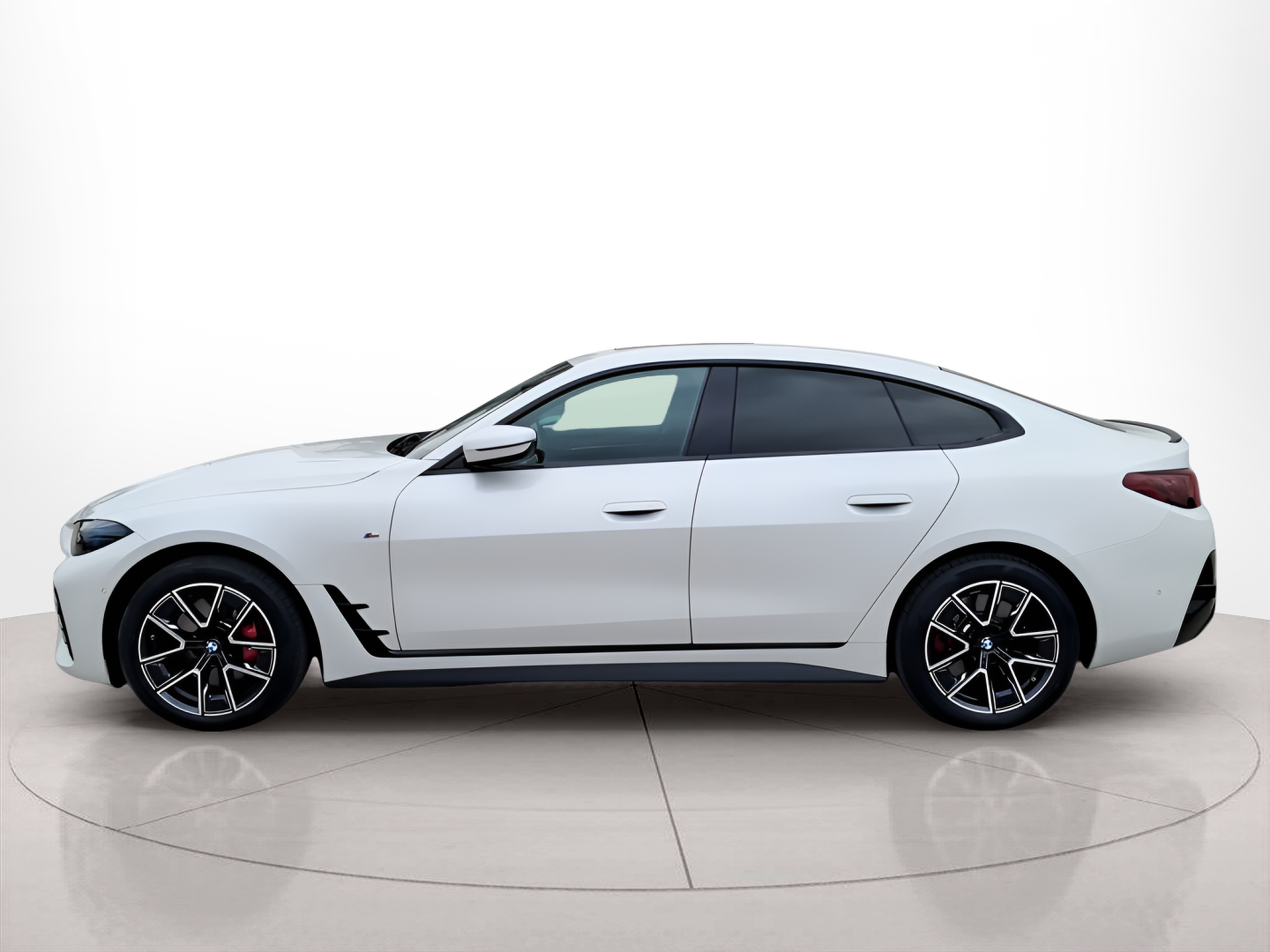 Fotos de BMW i4 i4 eDrive40 color Blanco. Año 2025. 250KW(340CV). Elétrico. En concesionario Caetano Baviera Portimão de Portimão