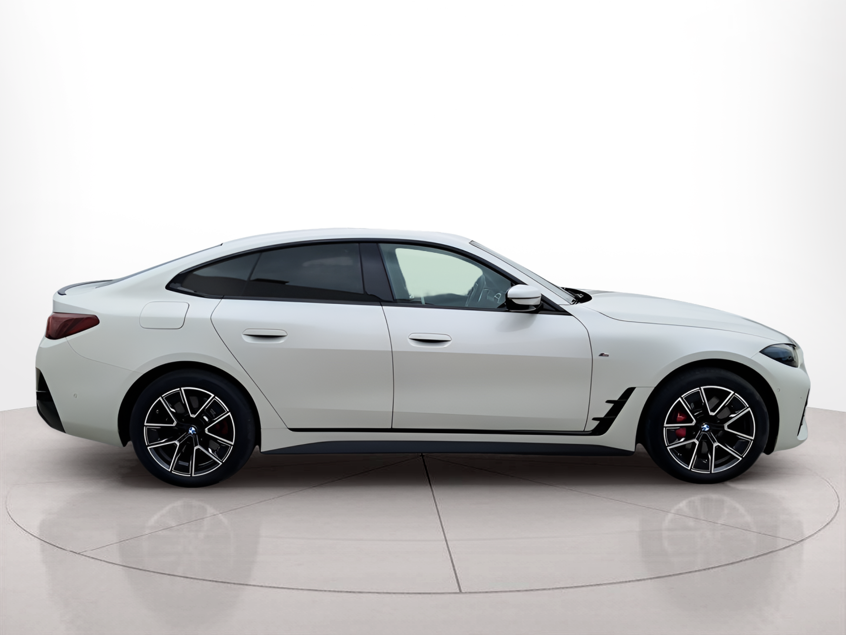 BMW i4 i4 eDrive40 color Blanco. Año 2025. 250KW(340CV). Elétrico. En concesionario Caetano Baviera Portimão de Portimão
