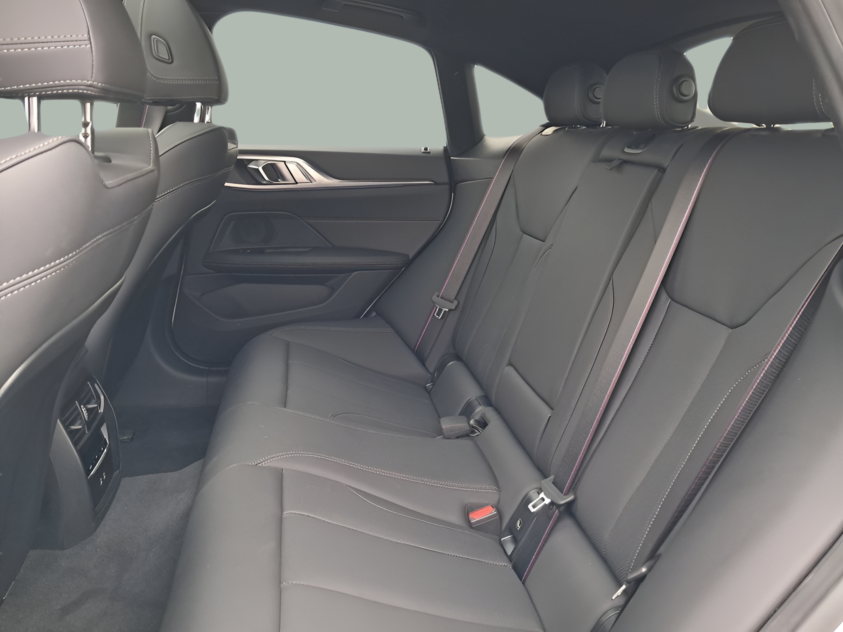 BMW i4 i4 eDrive40 color Blanco. Año 2025. 250KW(340CV). Elétrico. En concesionario Caetano Portimão de Portimão