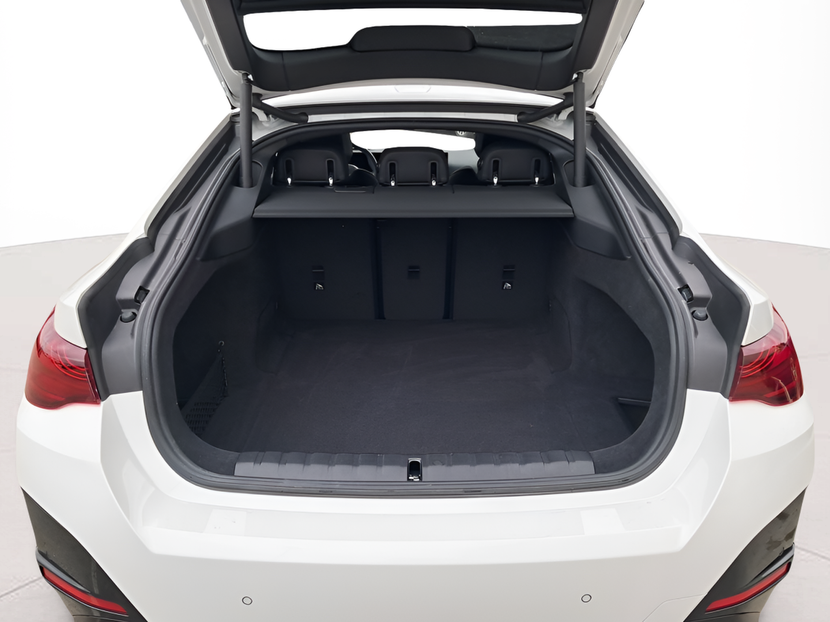 BMW i4 i4 eDrive40 color Blanco. Año 2025. 250KW(340CV). Elétrico. En concesionario Caetano Portimão de Portimão