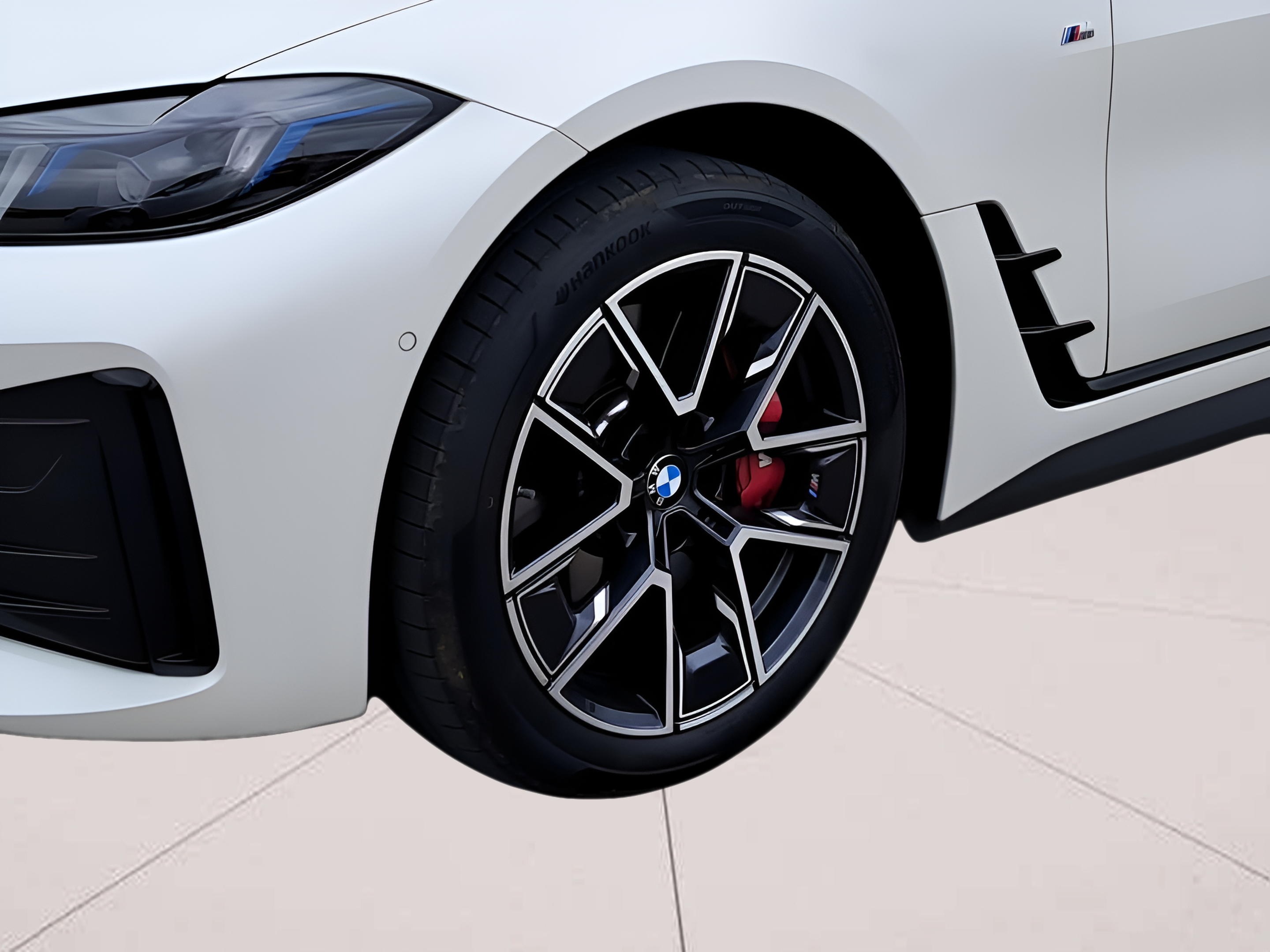 BMW i4 i4 eDrive40 color Blanco. Año 2025. 250KW(340CV). Elétrico. En concesionario Caetano Baviera Portimão de Portimão