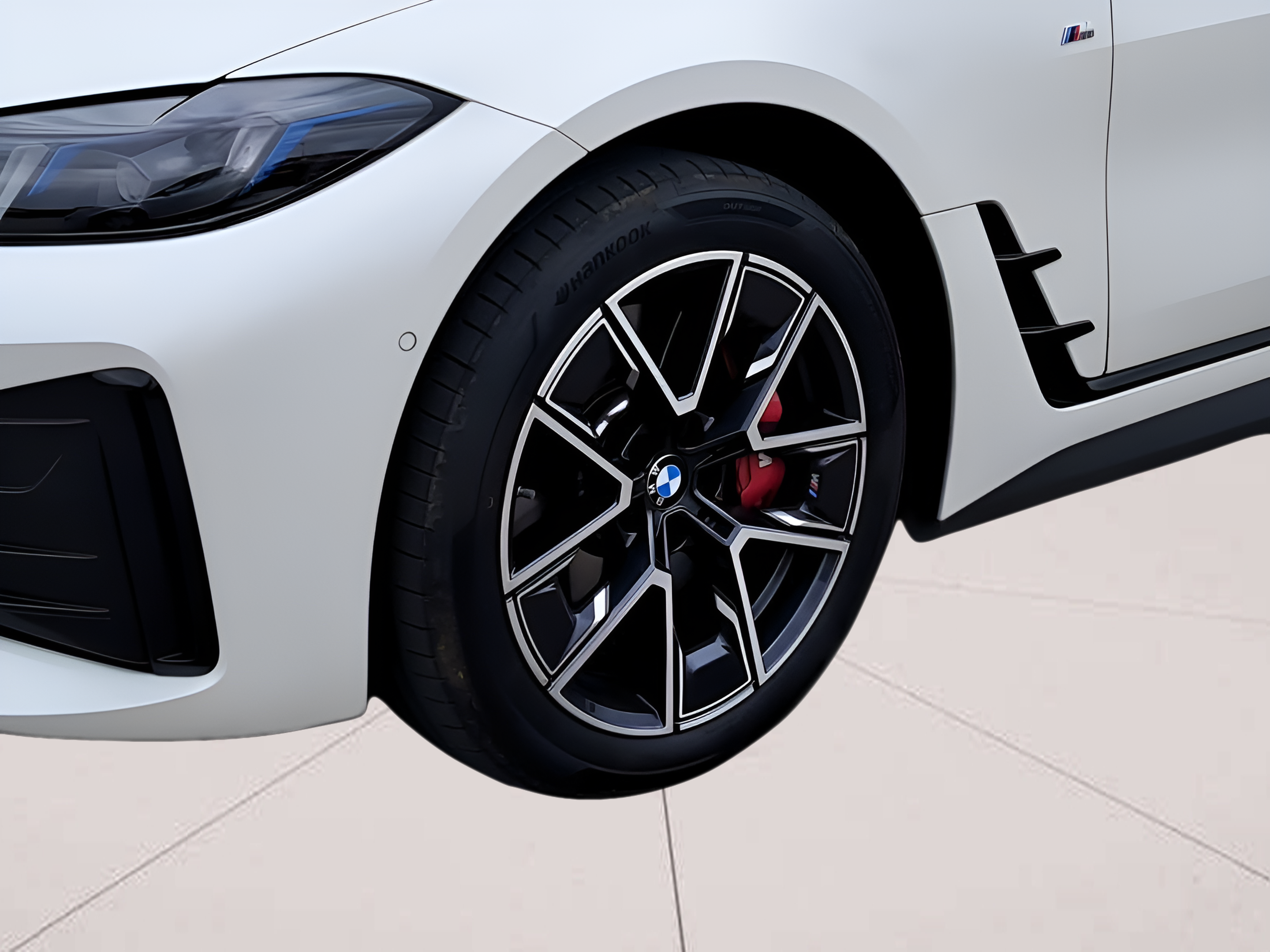 BMW i4 i4 eDrive40 color Blanco. Año 2025. 250KW(340CV). Elétrico. En concesionario Caetano Portimão de Portimão