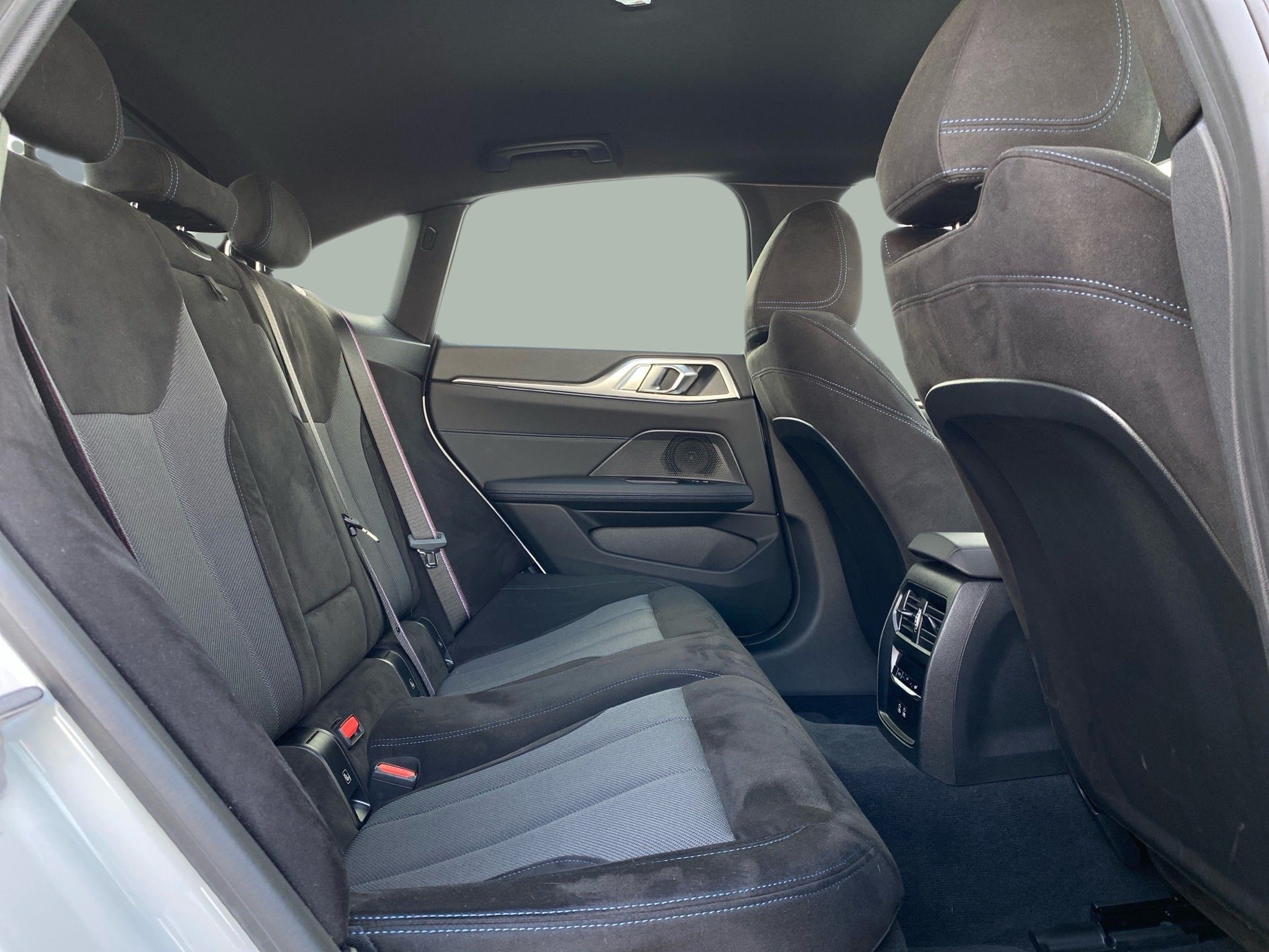 BMW i4 i4 eDrive40 color Blanco. Año 2024. 250KW(340CV). Elétrico. En concesionario Caetano Lisboa de Lisboa