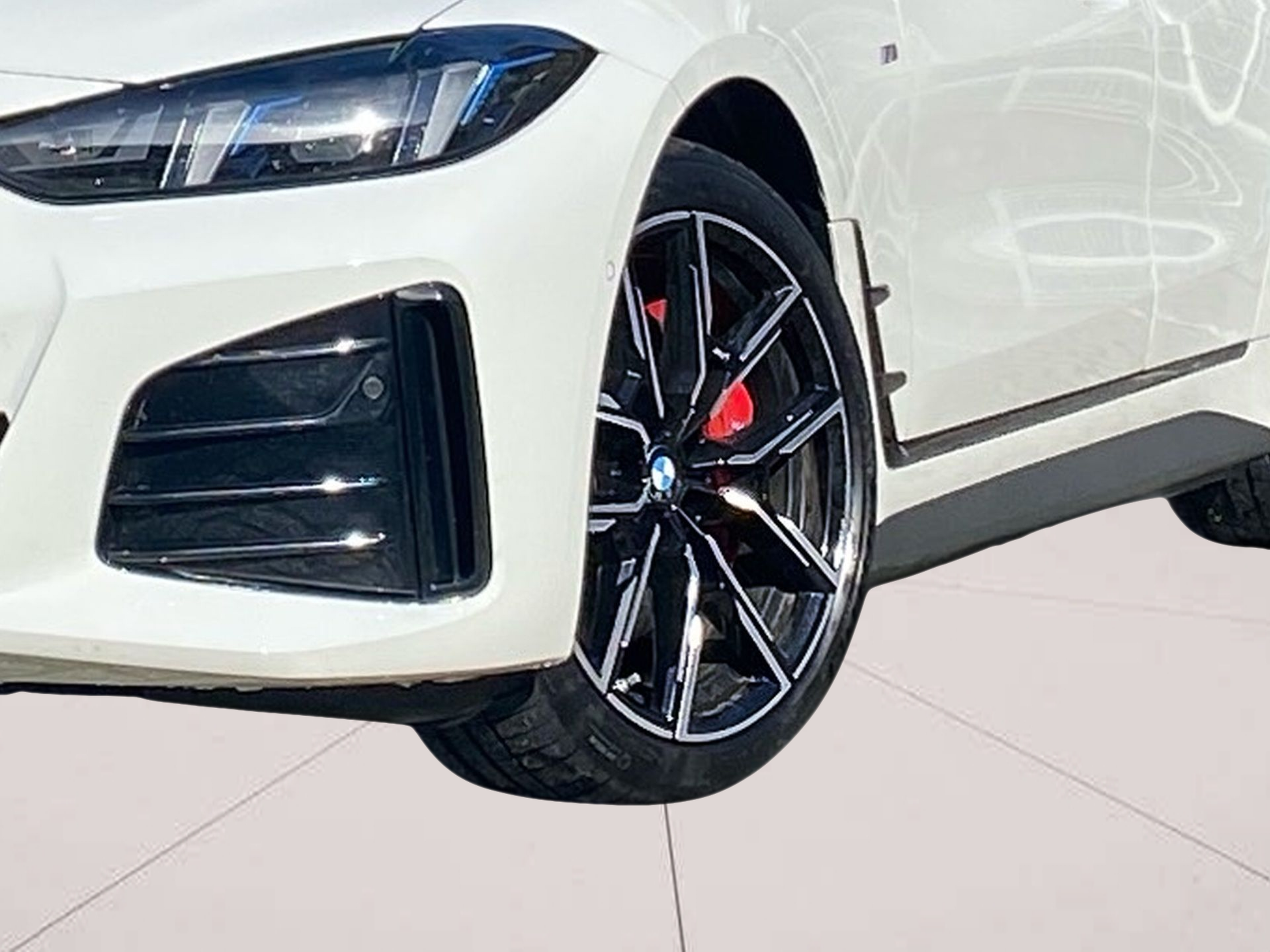 BMW i4 i4 eDrive40 color Blanco. Año 2024. 250KW(340CV). Elétrico. En concesionario Caetano Lisboa de Lisboa