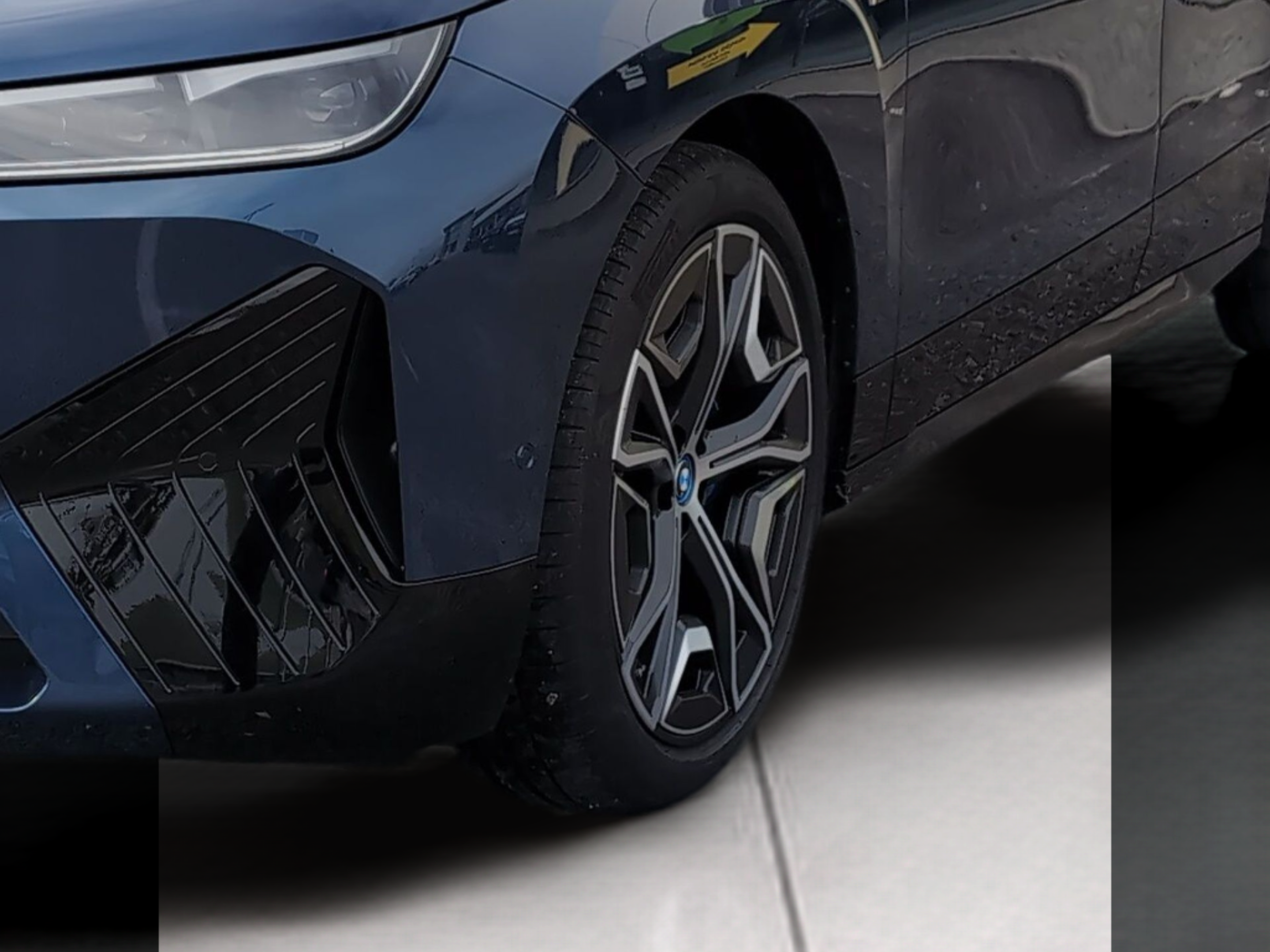 BMW iX M60 color Azul. Año 2023. 455KW(619CV). Elétrico. En concesionario Caetano Santa Maria da Feira de Santa Maria da Feira