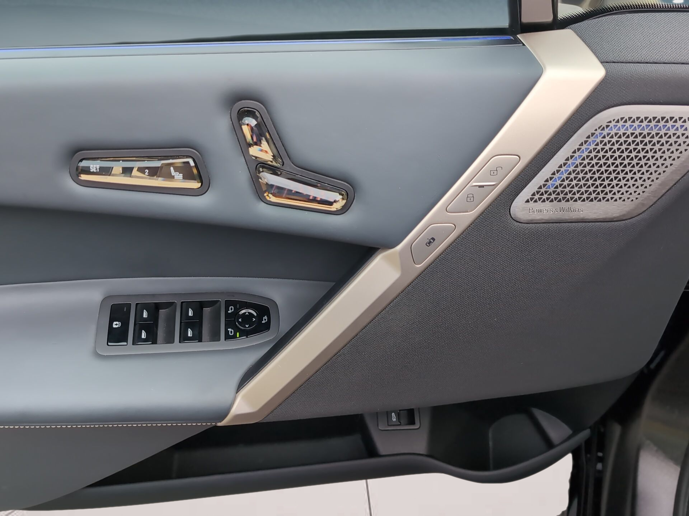 BMW iX M60 color Azul. Año 2023. 455KW(619CV). Elétrico. En concesionario Caetano Aveiro de Aveiro