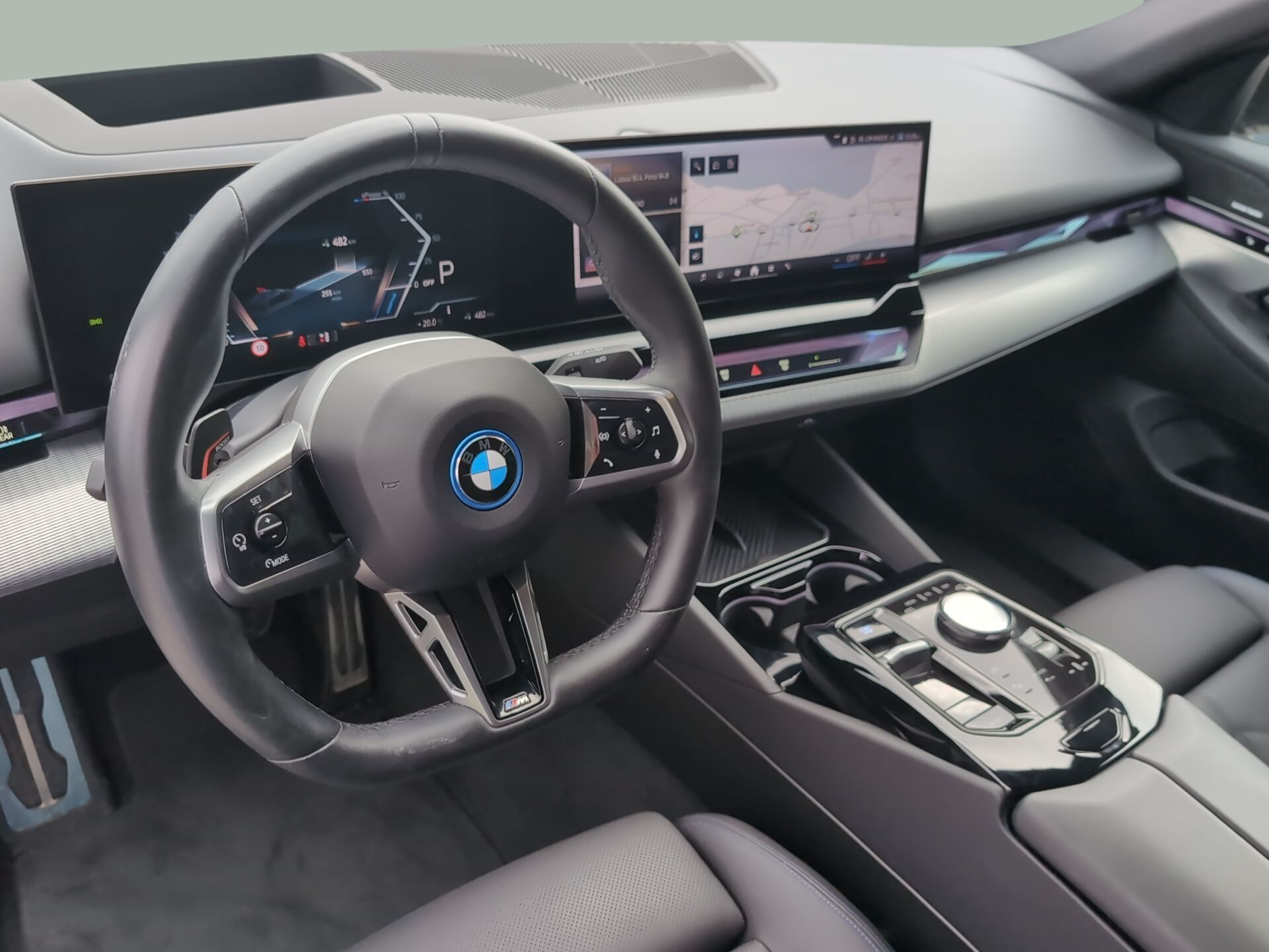 BMW i5 eDrive40 color Gris. Año 2025. 250KW(340CV). Elétrico. En concesionario Caetano Baviera Aveiro de Aveiro