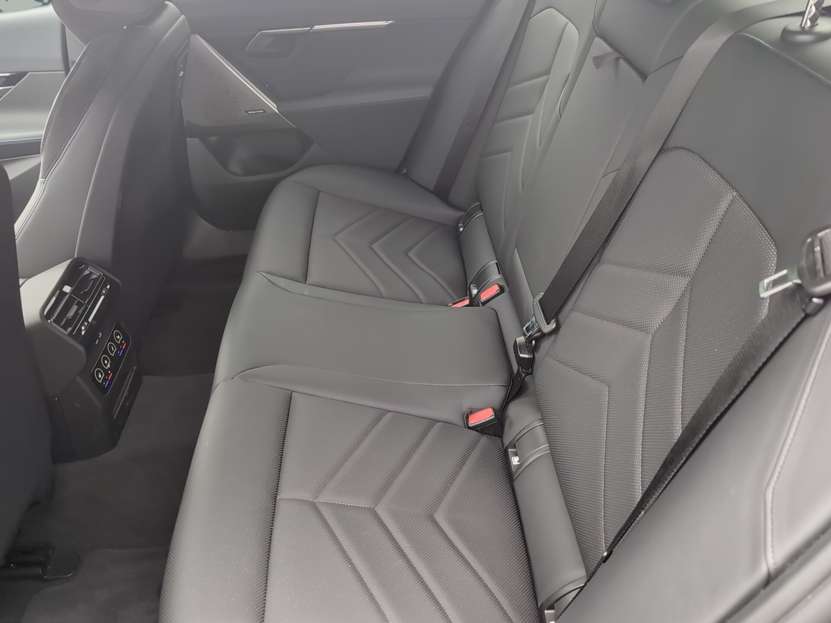 BMW i5 eDrive40 color Gris. Año 2025. 250KW(340CV). Elétrico. En concesionario Caetano Baviera Aveiro de Aveiro