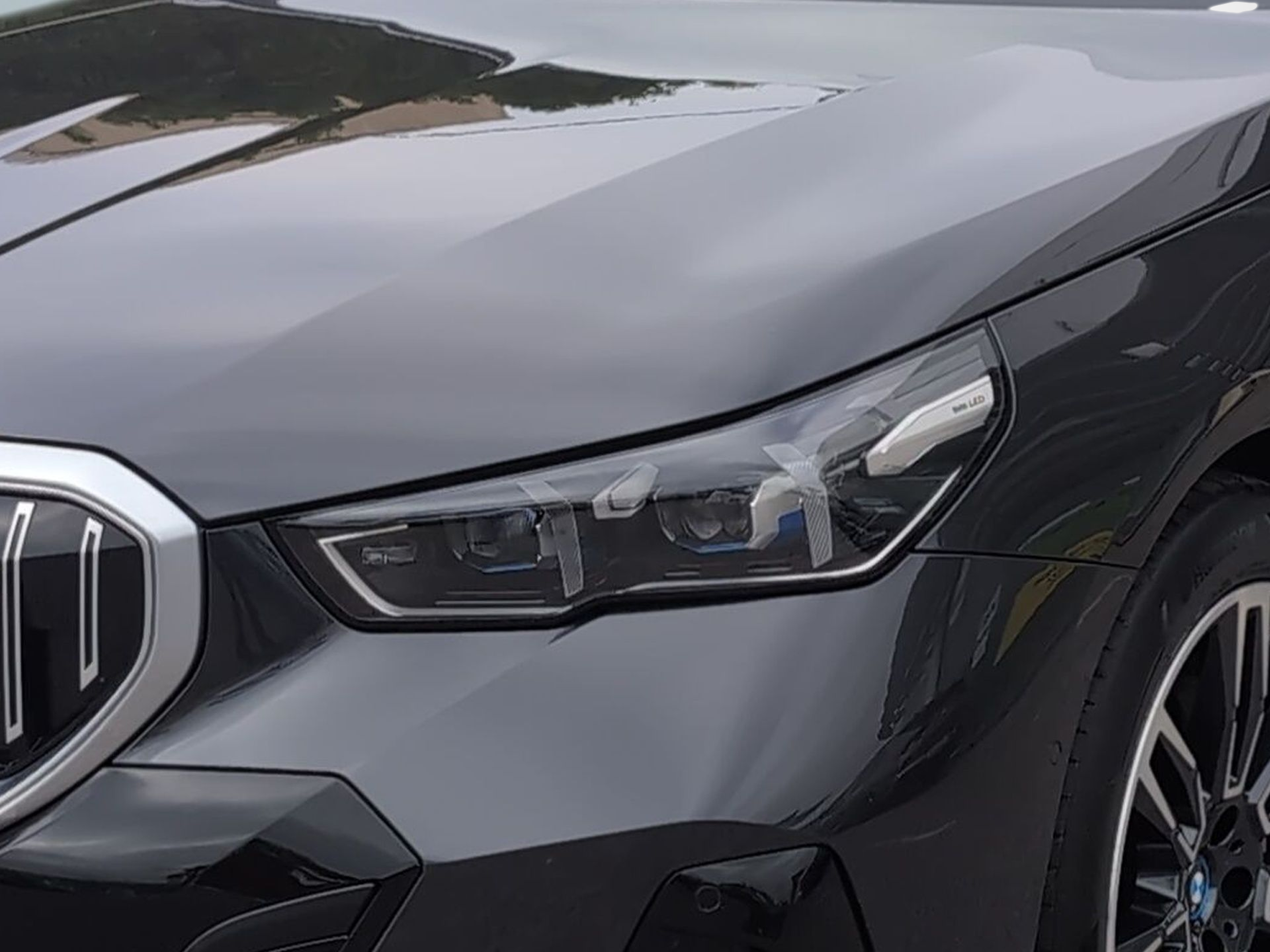 BMW i5 eDrive40 color Gris. Año 2025. 250KW(340CV). Elétrico. En concesionario Caetano Baviera Aveiro de Aveiro