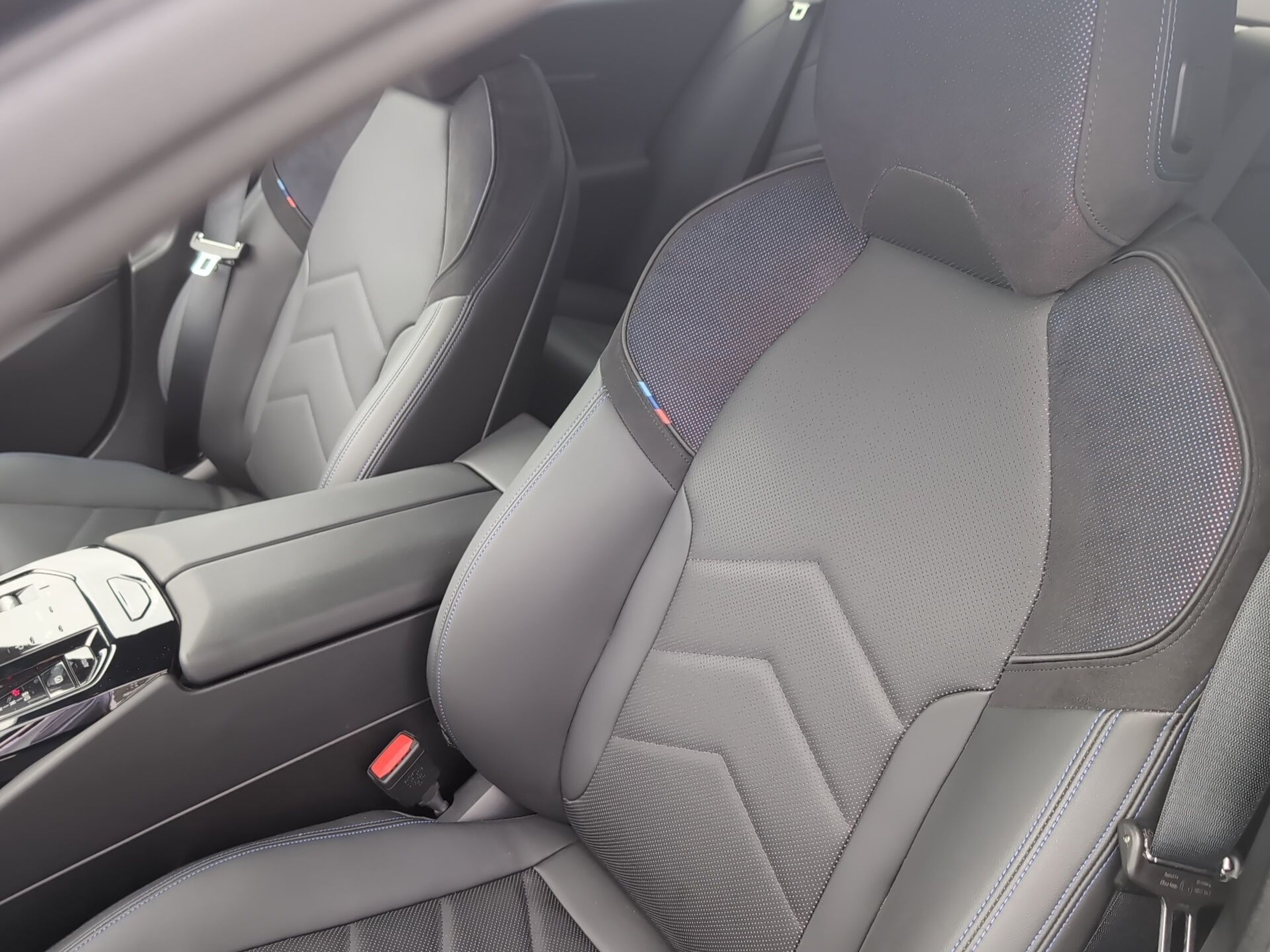 BMW i5 eDrive40 color Gris. Año 2025. 250KW(340CV). Elétrico. En concesionario Caetano Baviera Aveiro de Aveiro