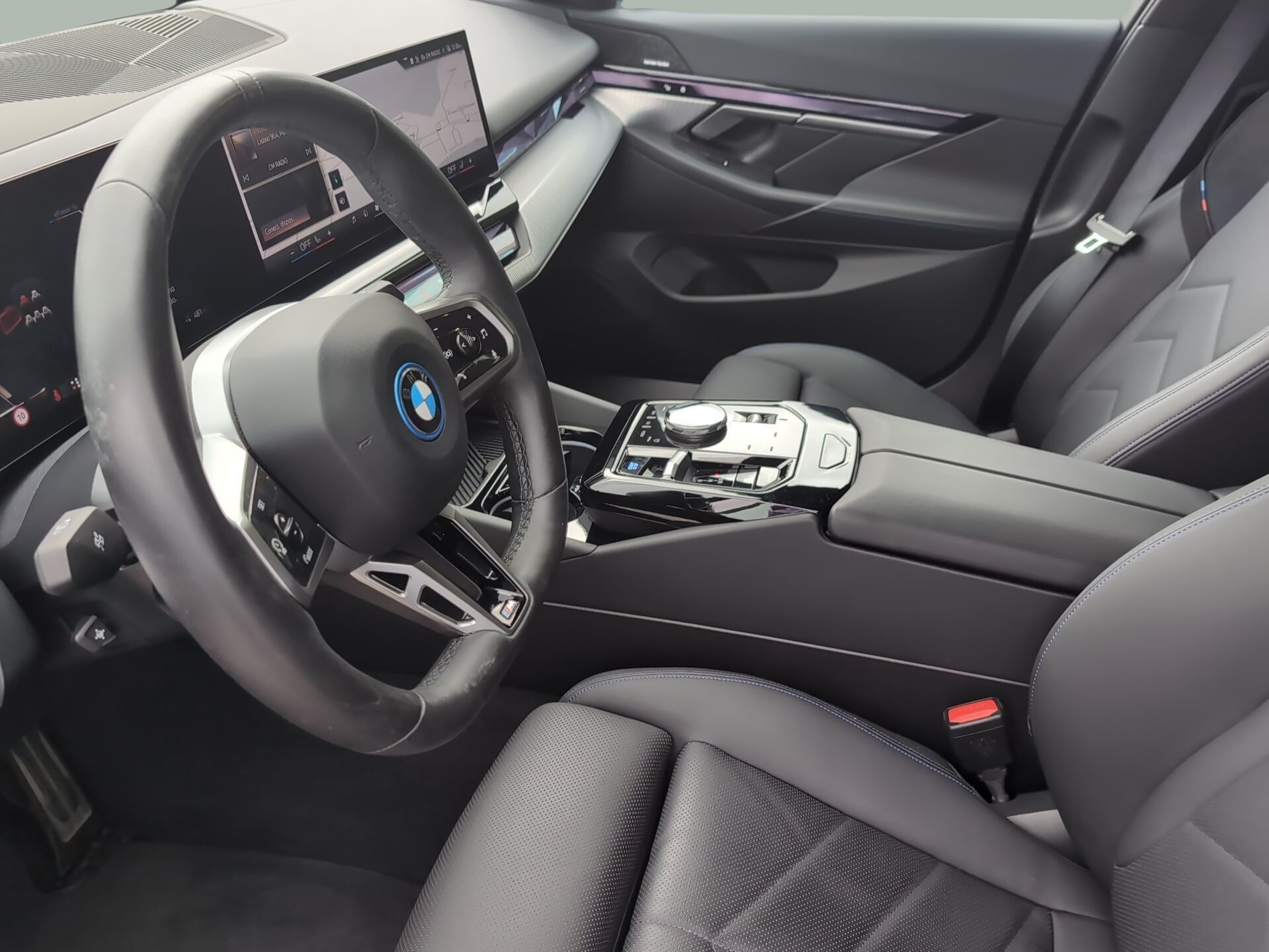 BMW i5 eDrive40 color Gris. Año 2025. 250KW(340CV). Elétrico. En concesionario Caetano Baviera Aveiro de Aveiro