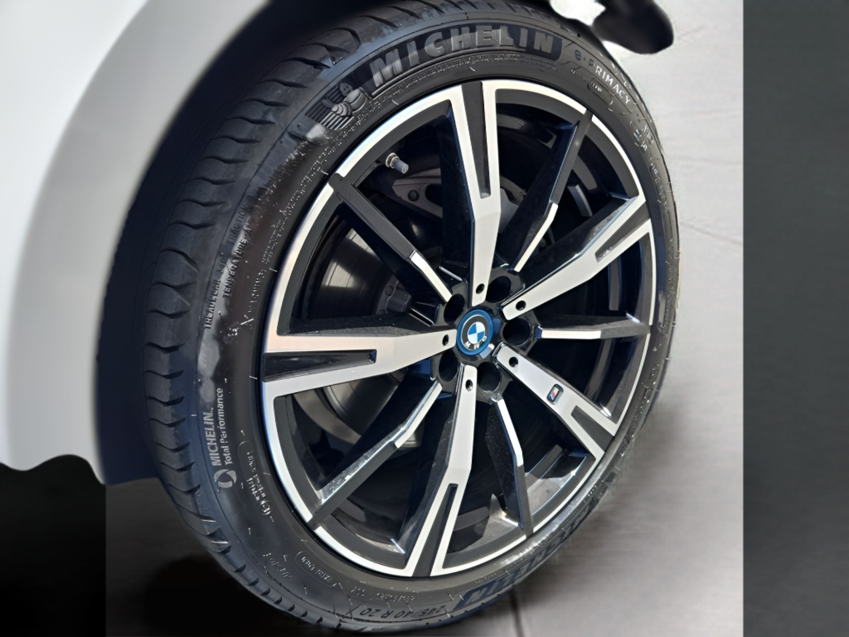 BMW i5 eDrive40 color Blanco. Año 2025. 250KW(340CV). Elétrico. En concesionario Caetano Baviera Faro de Faro