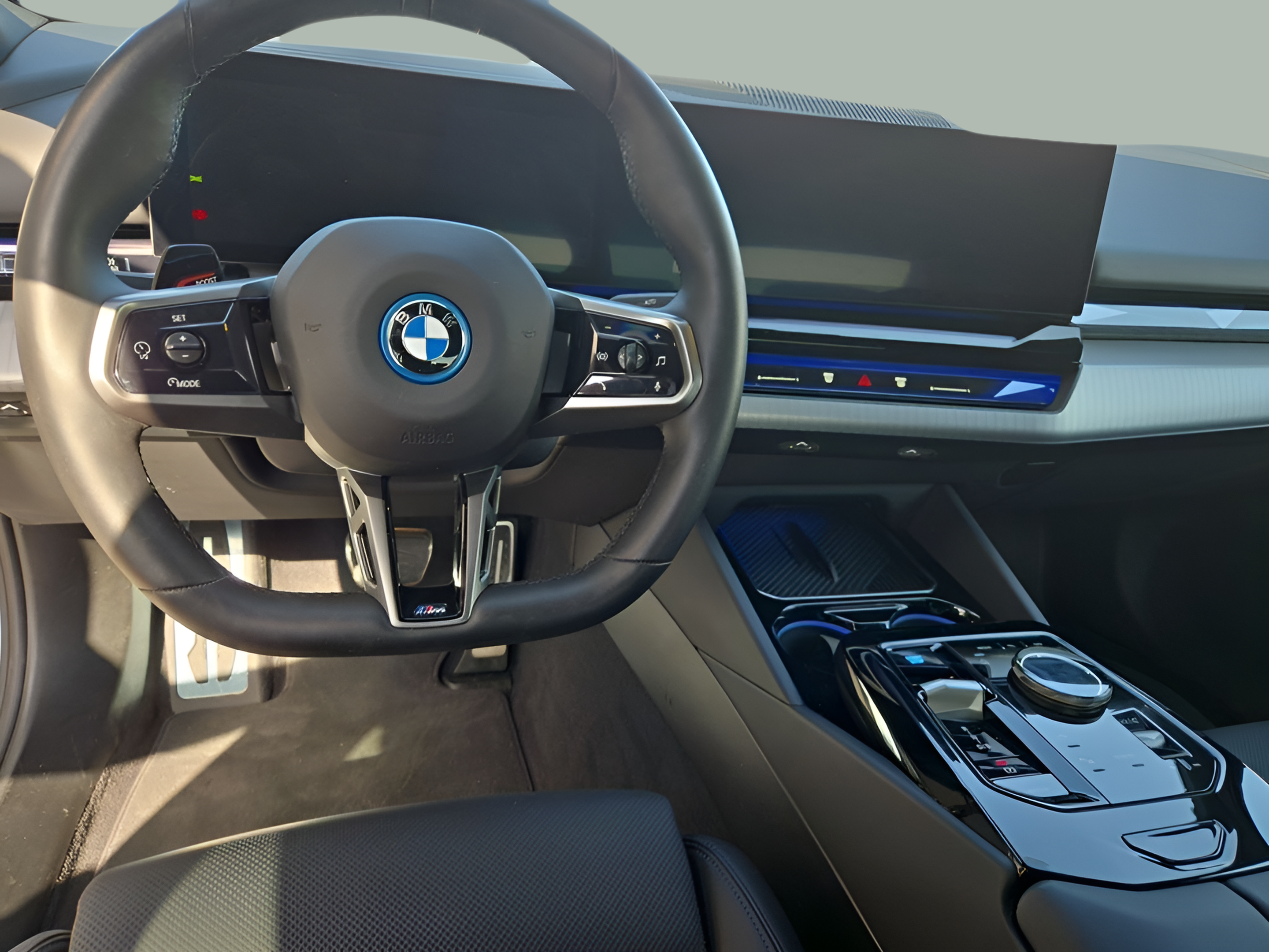 BMW i5 eDrive40 color Blanco. Año 2025. 250KW(340CV). Elétrico. En concesionario Caetano Baviera Faro de Faro