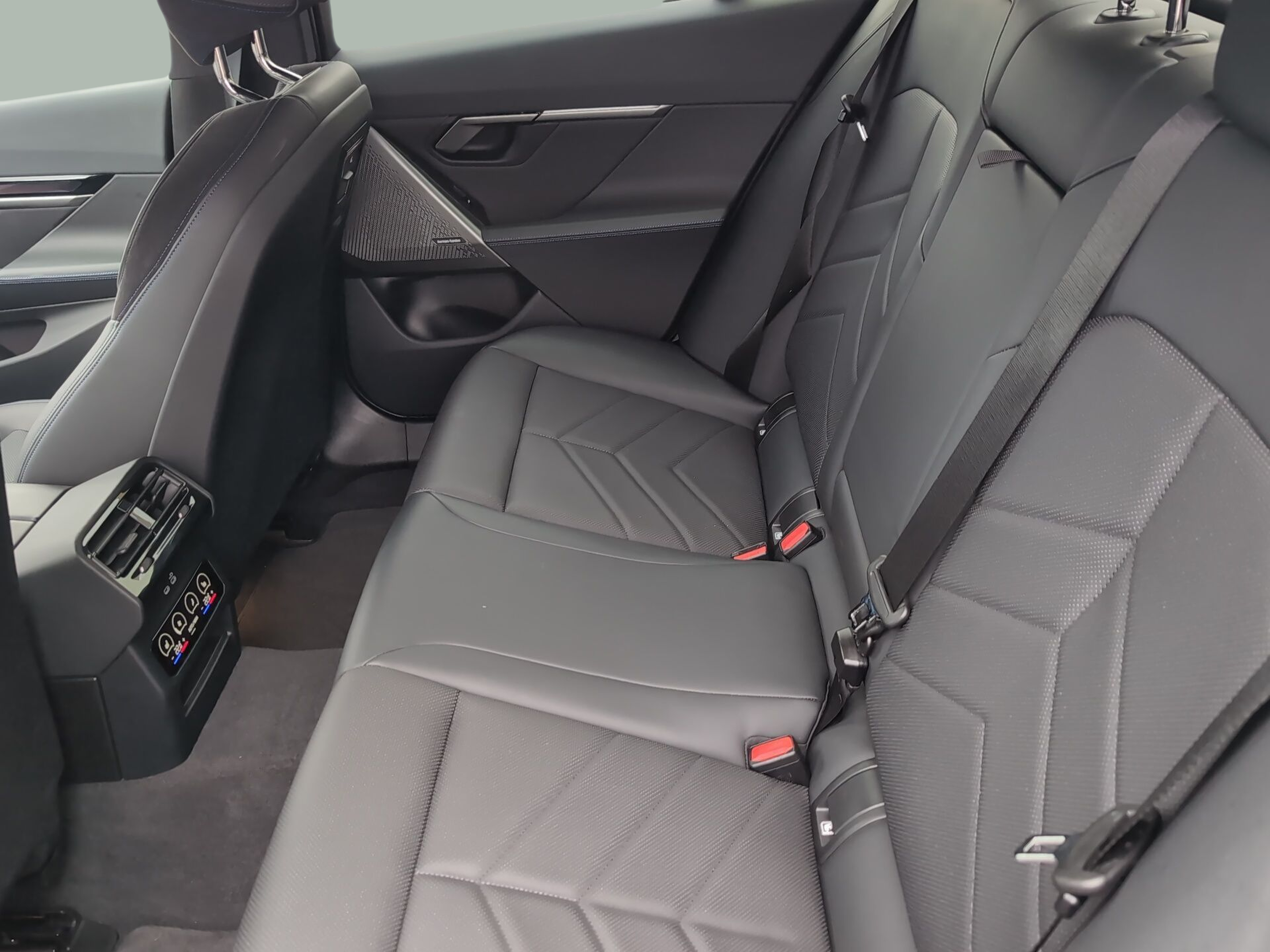 BMW i5 eDrive40 color Negro. Año 2023. 250KW(340CV). Elétrico. En concesionario Caetano Baviera Aveiro de Aveiro