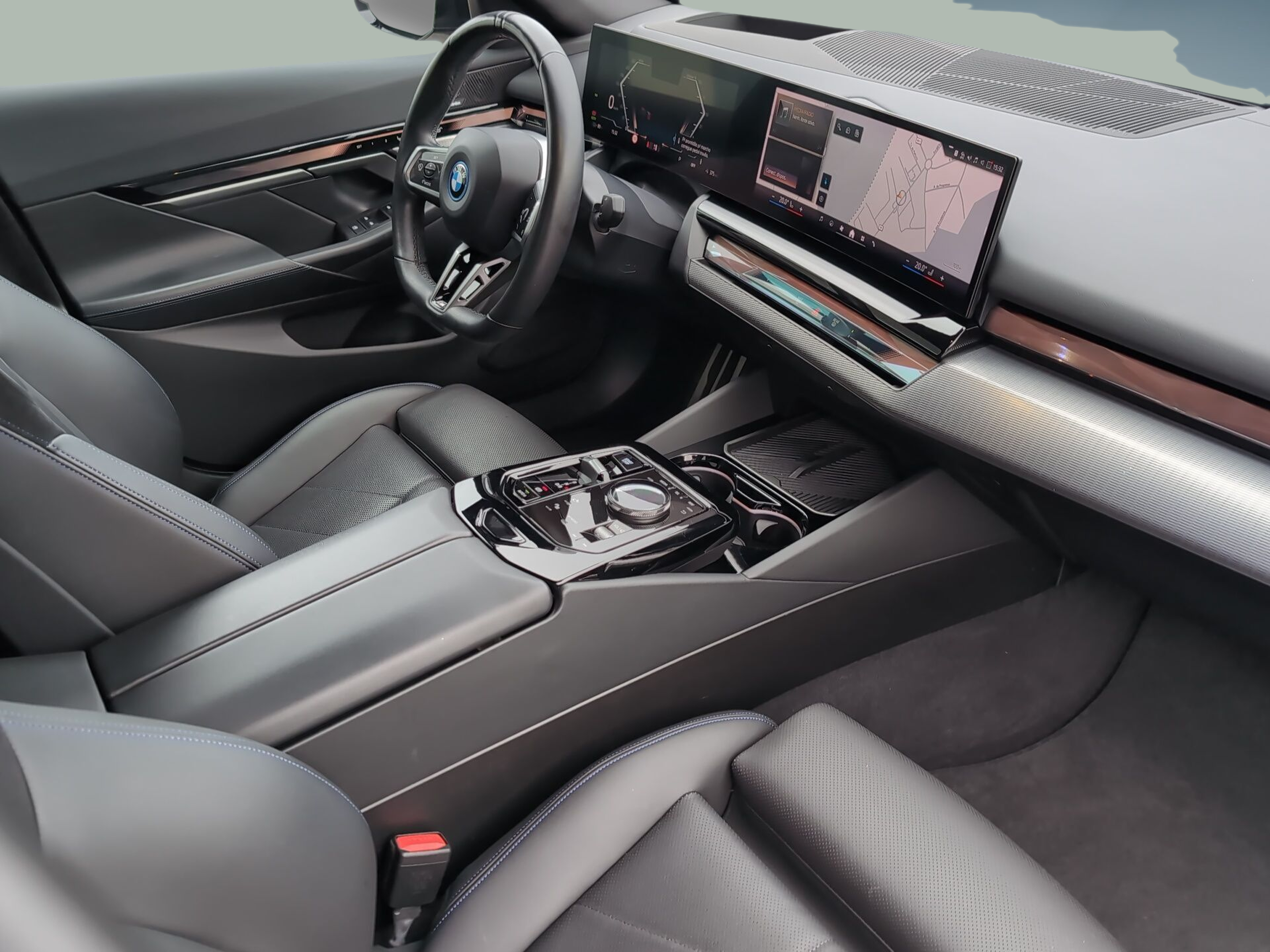 BMW i5 eDrive40 color Negro. Año 2023. 250KW(340CV). Elétrico. En concesionario Caetano Baviera Aveiro de Aveiro