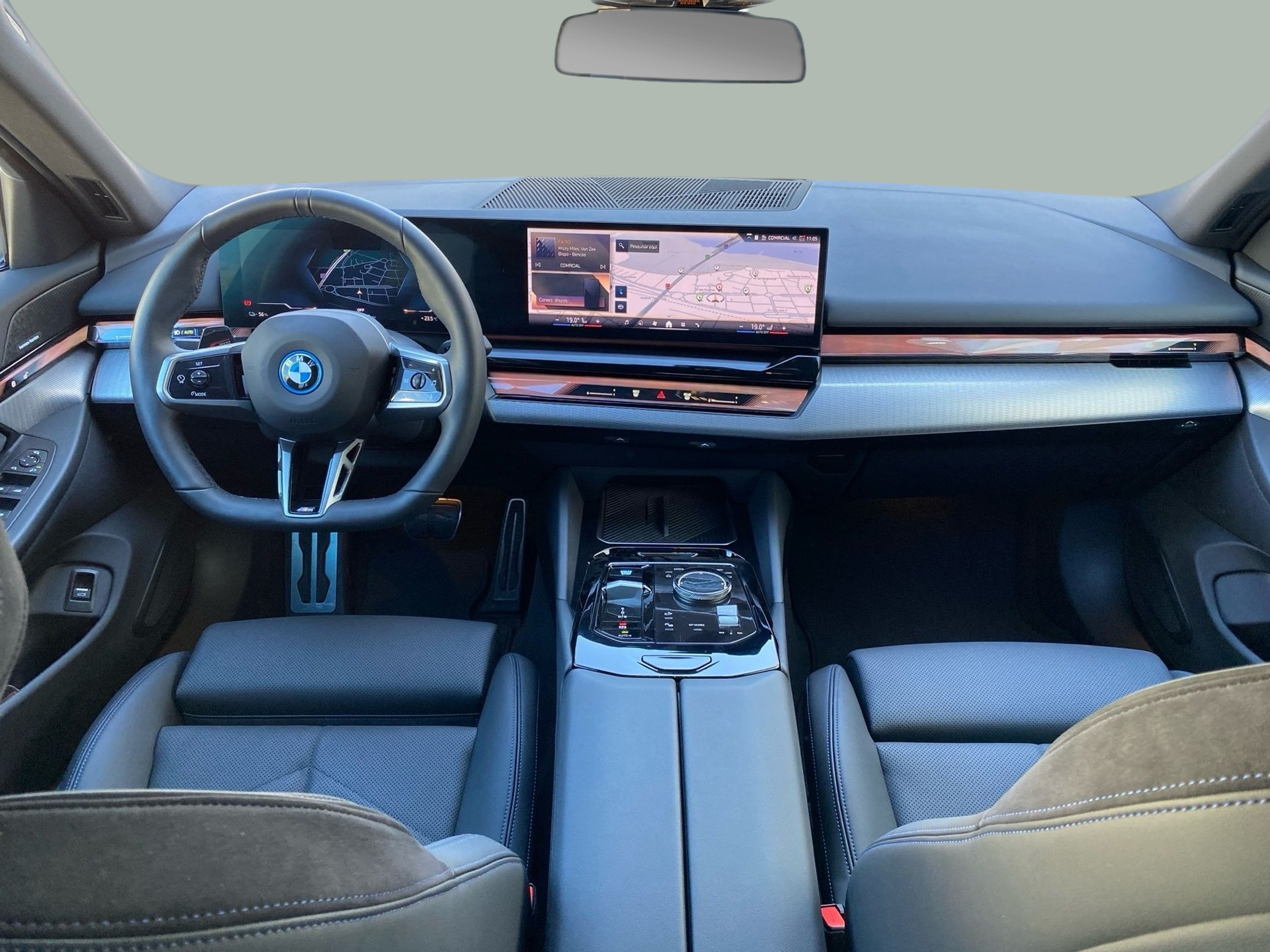 BMW i5 eDrive40 color Negro. Año 2024. 250KW(340CV). Elétrico. En concesionario Caetano Lisboa de Lisboa