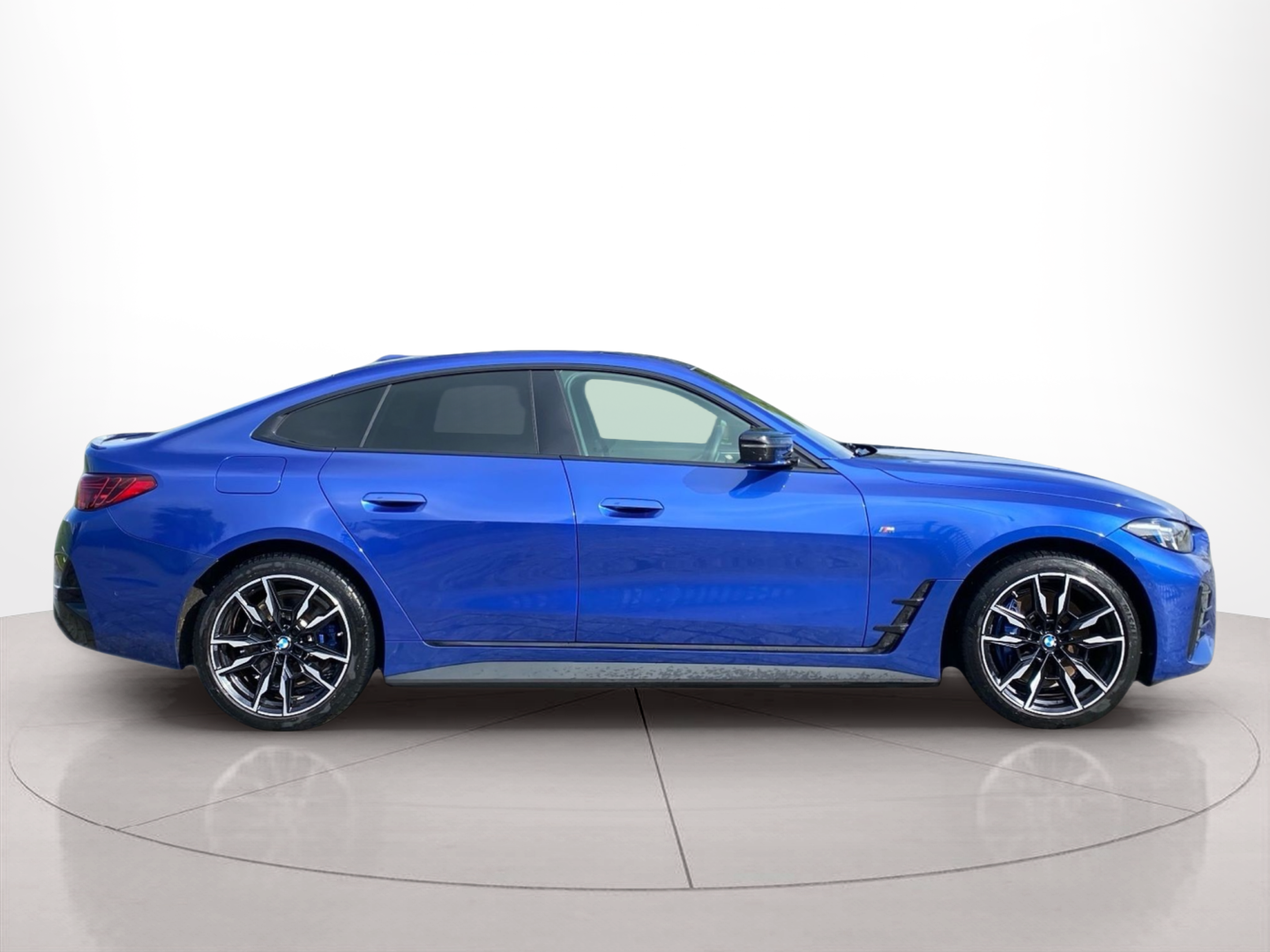 Fotos de BMW i4 i4 M50 color Azul. Año 2025. 400KW(544CV). Elétrico. En concesionario Caetano Lisboa de Lisboa