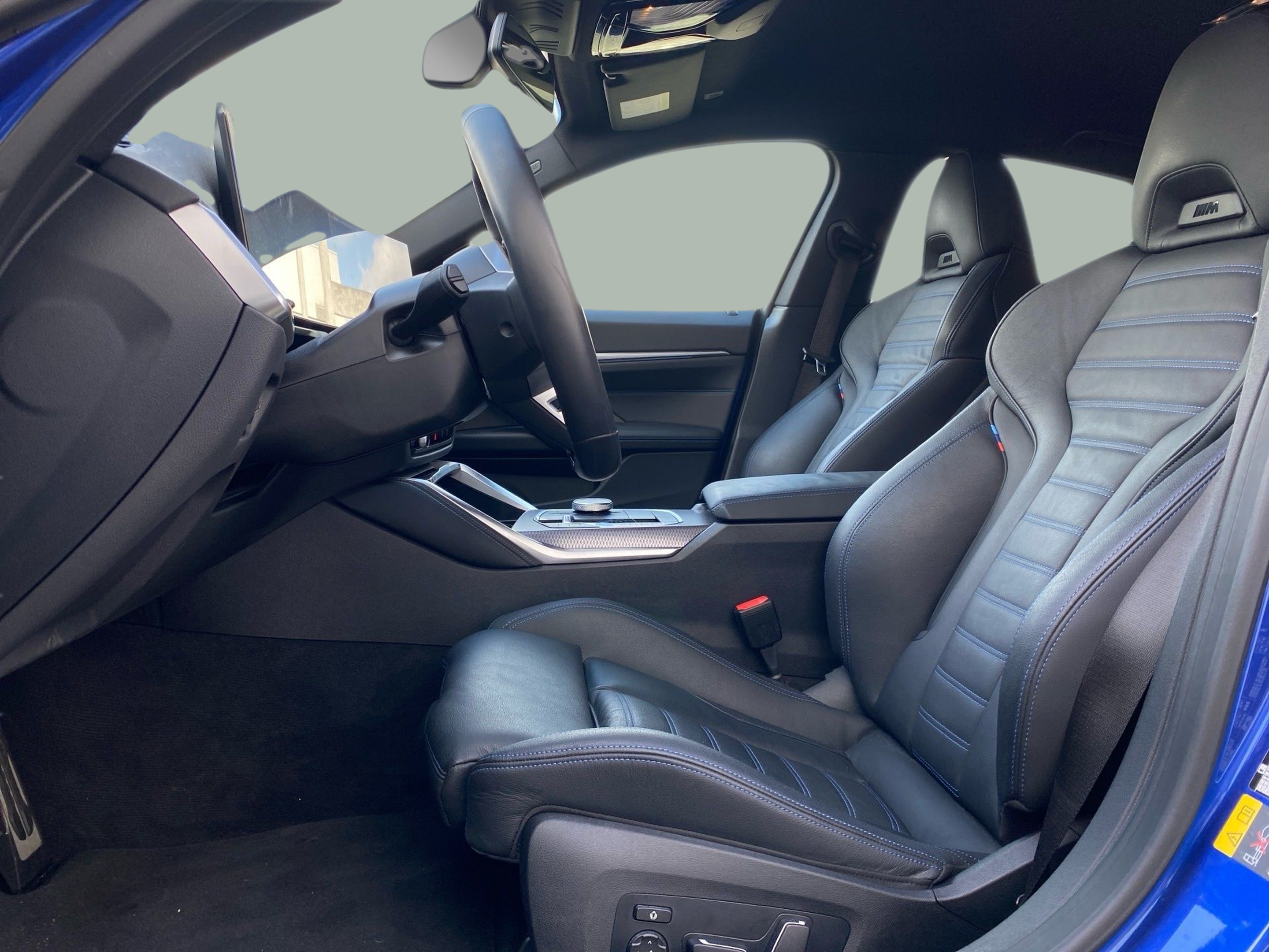 BMW i4 i4 M50 color Azul. Año 2025. 400KW(544CV). Elétrico. En concesionario Caetano Lisboa de Lisboa