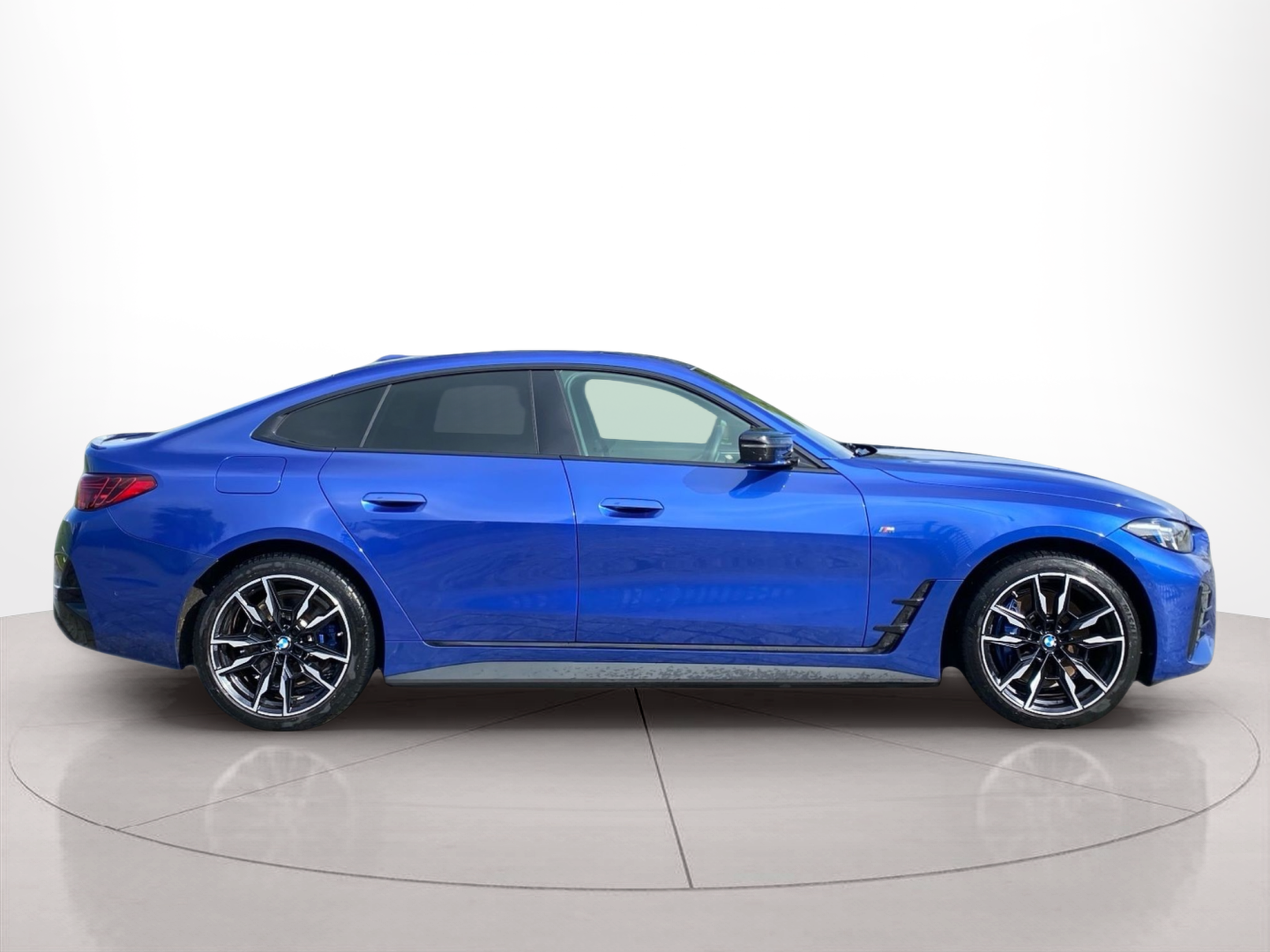 Fotos de BMW i4 i4 M50 color Azul. Año 2024. 400KW(544CV). Elétrico. En concesionario Caetano Cascais de Cascais