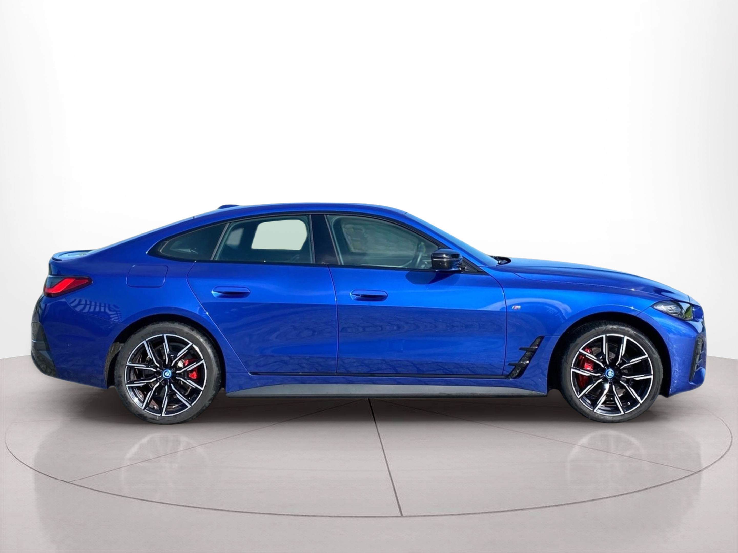 Fotos de BMW i4 i4 eDrive35 color Azul. Año 2023. 210KW(286CV). Elétrico. En concesionario Caetano Lisboa de Lisboa