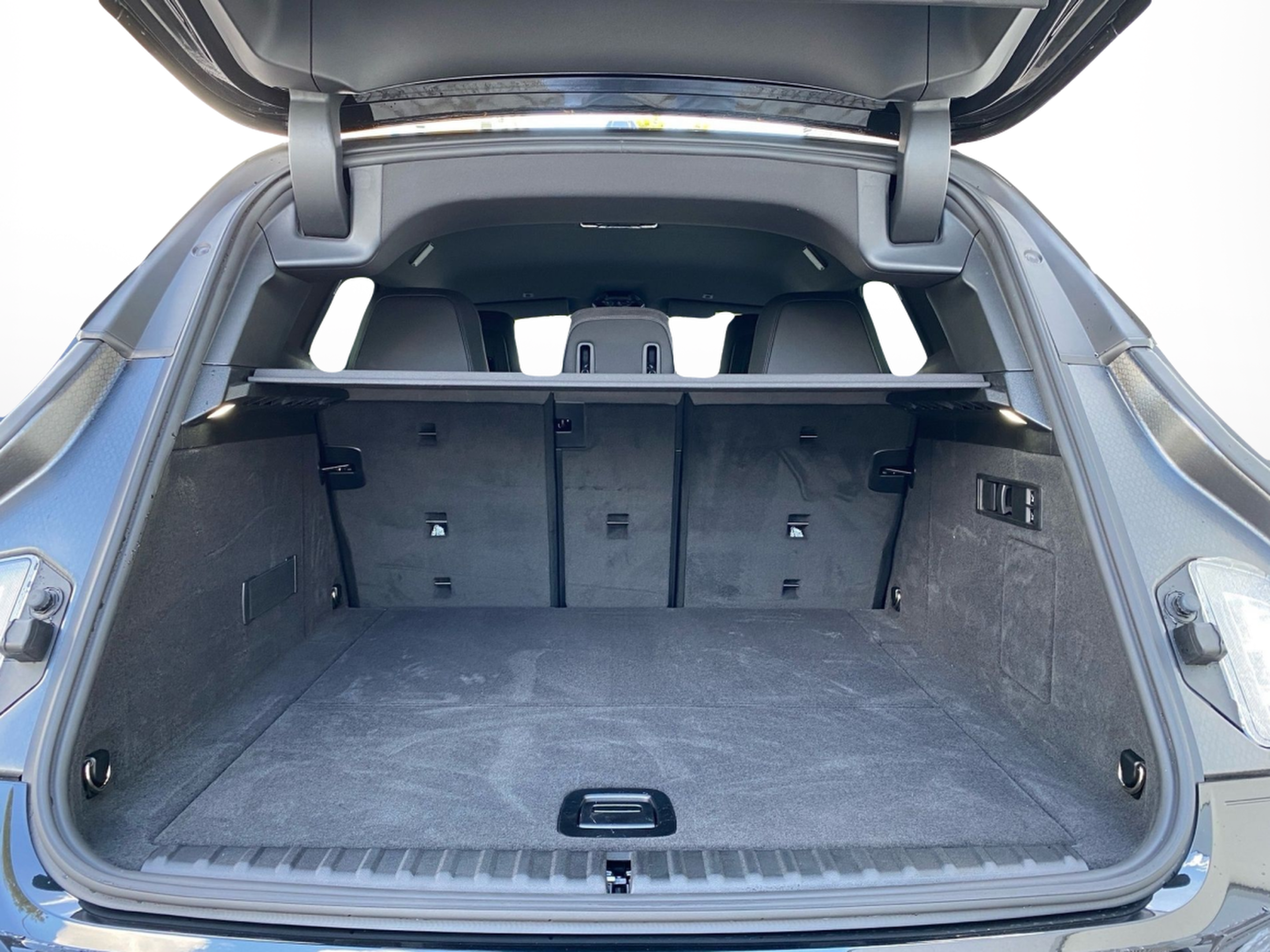 BMW iX xDrive45 color Negro. Año 2025. 300KW(408CV). Elétrico. En concesionario Caetano Lisboa de Lisboa