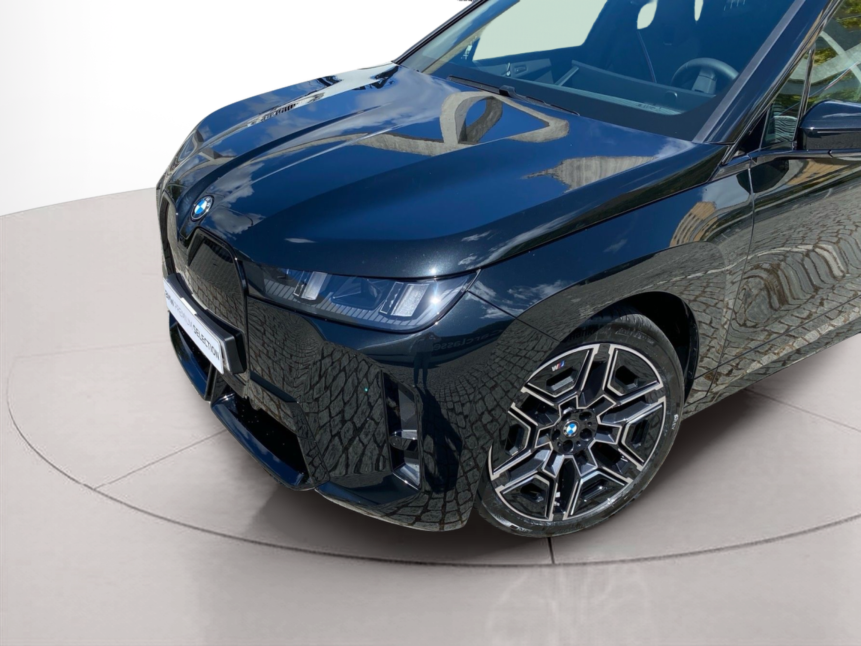 BMW iX xDrive45 color Negro. Año 2025. 300KW(408CV). Elétrico. En concesionario Caetano Lisboa de Lisboa