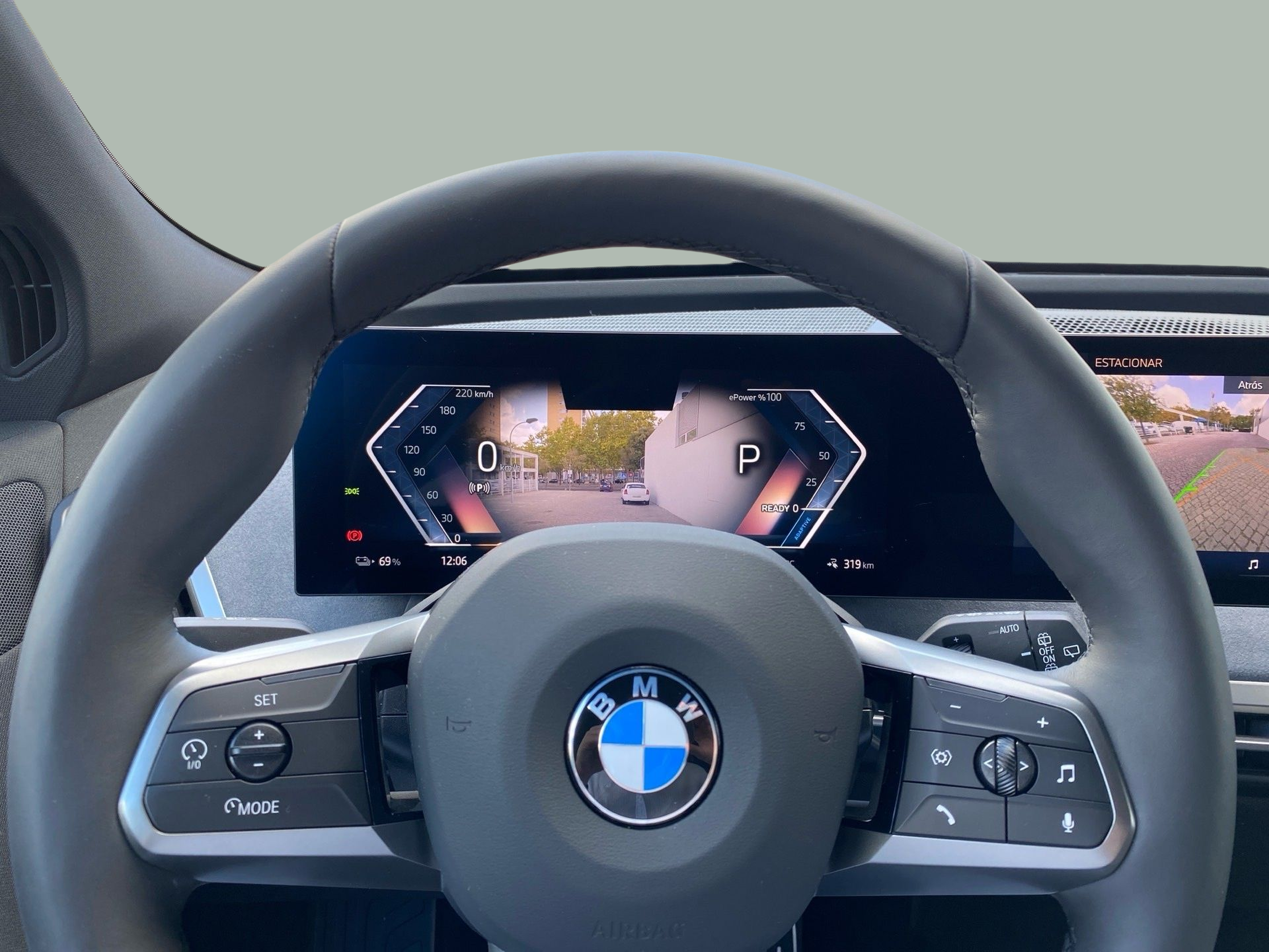 BMW iX xDrive45 color Negro. Año 2025. 300KW(408CV). Elétrico. En concesionario Caetano Lisboa de Lisboa