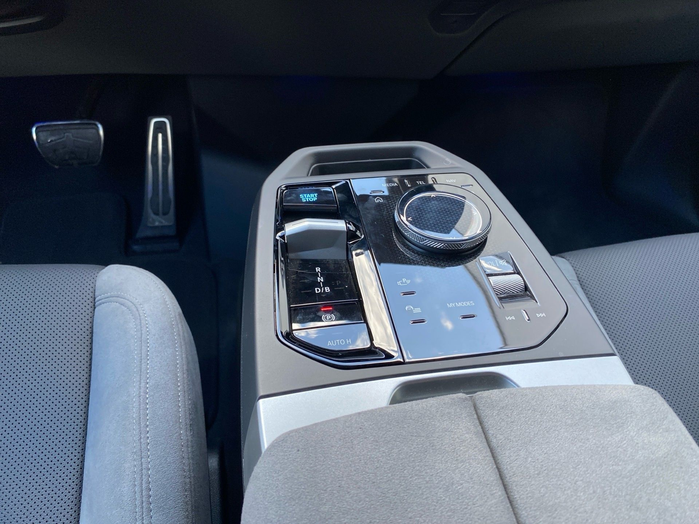 BMW iX xDrive45 color Negro. Año 2025. 300KW(408CV). Elétrico. En concesionario Caetano Lisboa de Lisboa