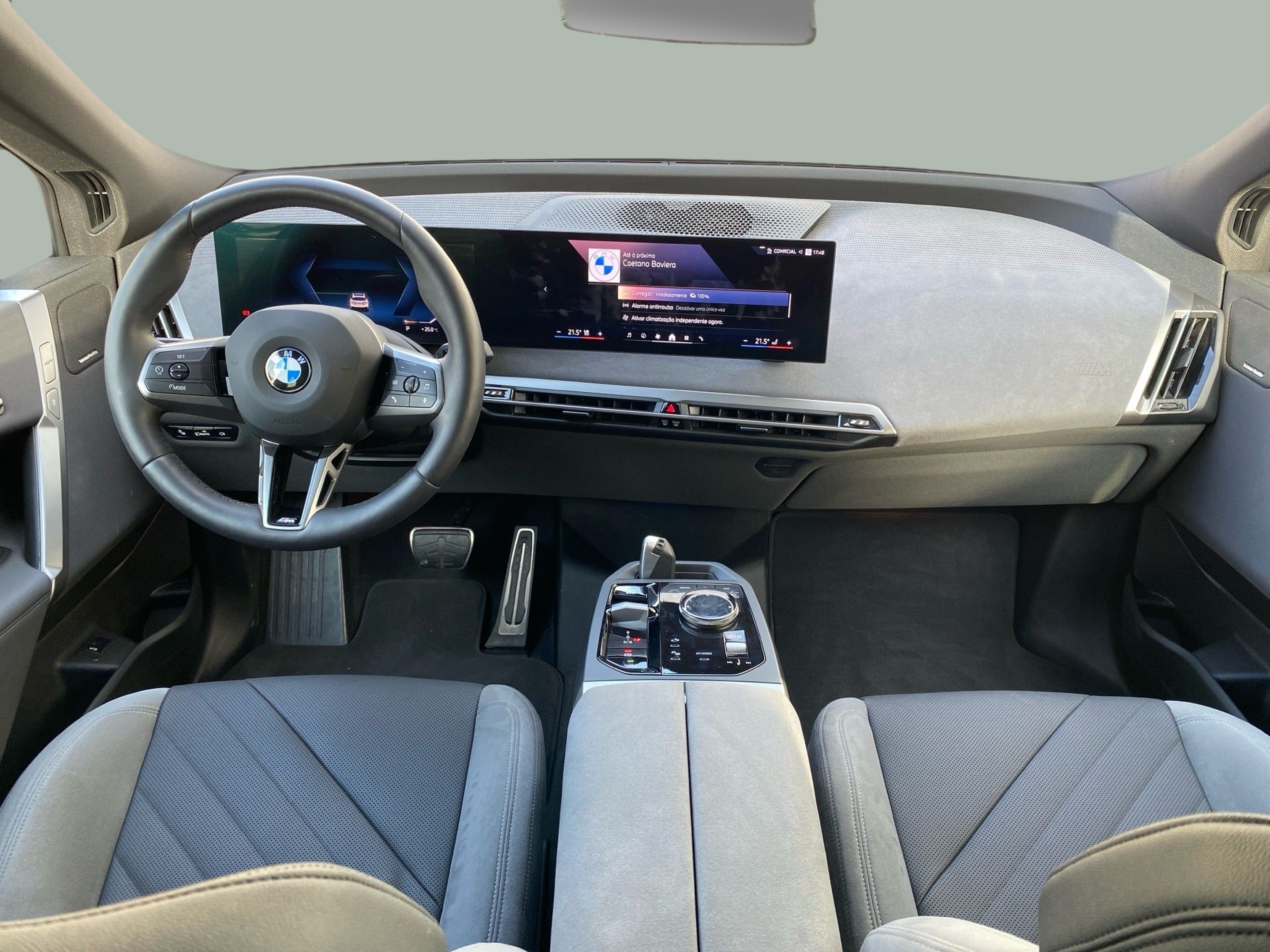 BMW iX xDrive45 color Gris. Año 2025. 300KW(408CV). Elétrico. En concesionario Caetano Baviera Cascais de Cascais