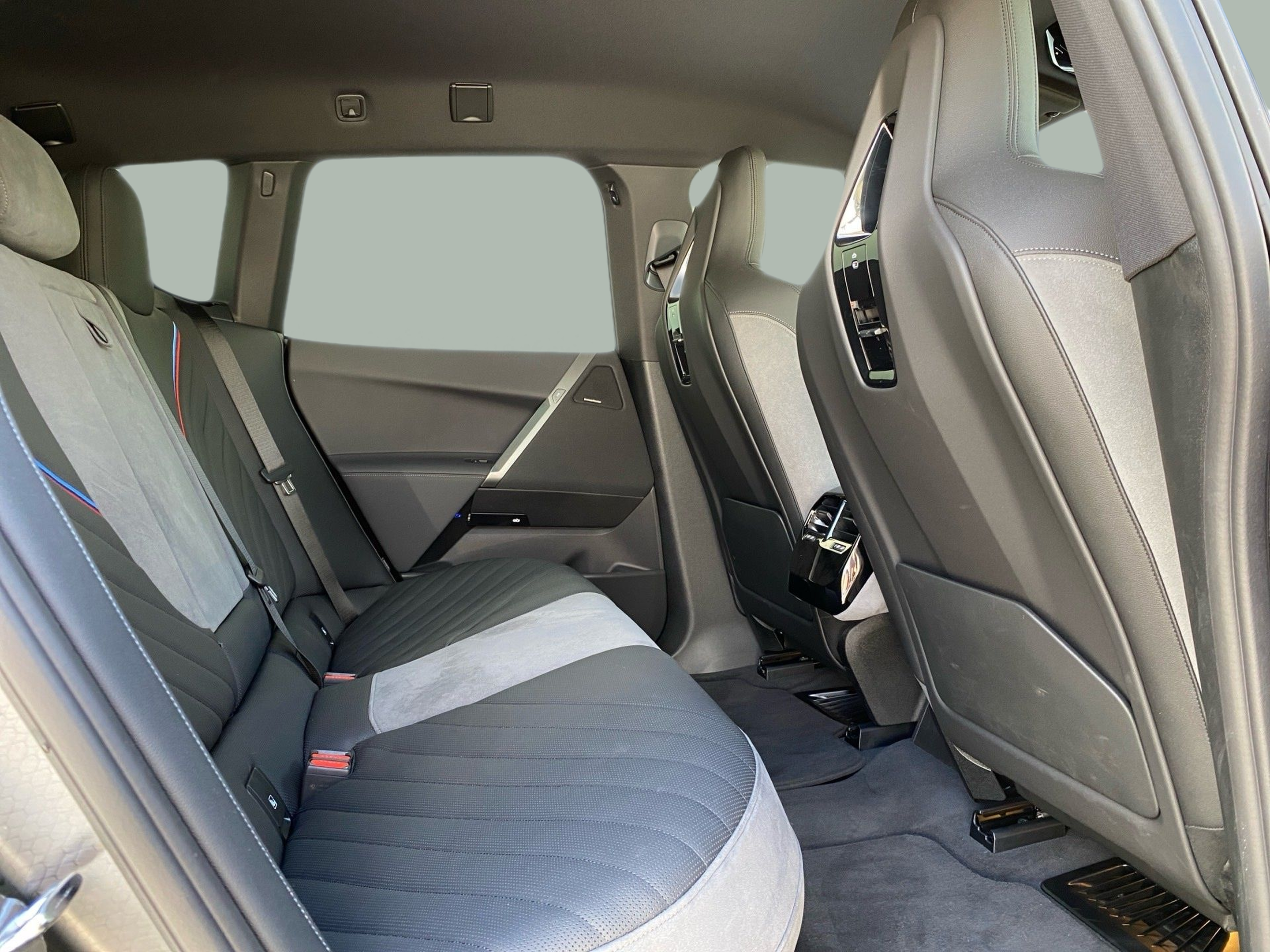 BMW iX xDrive45 color Gris. Año 2025. 300KW(408CV). Elétrico. En concesionario Caetano Cascais de Cascais