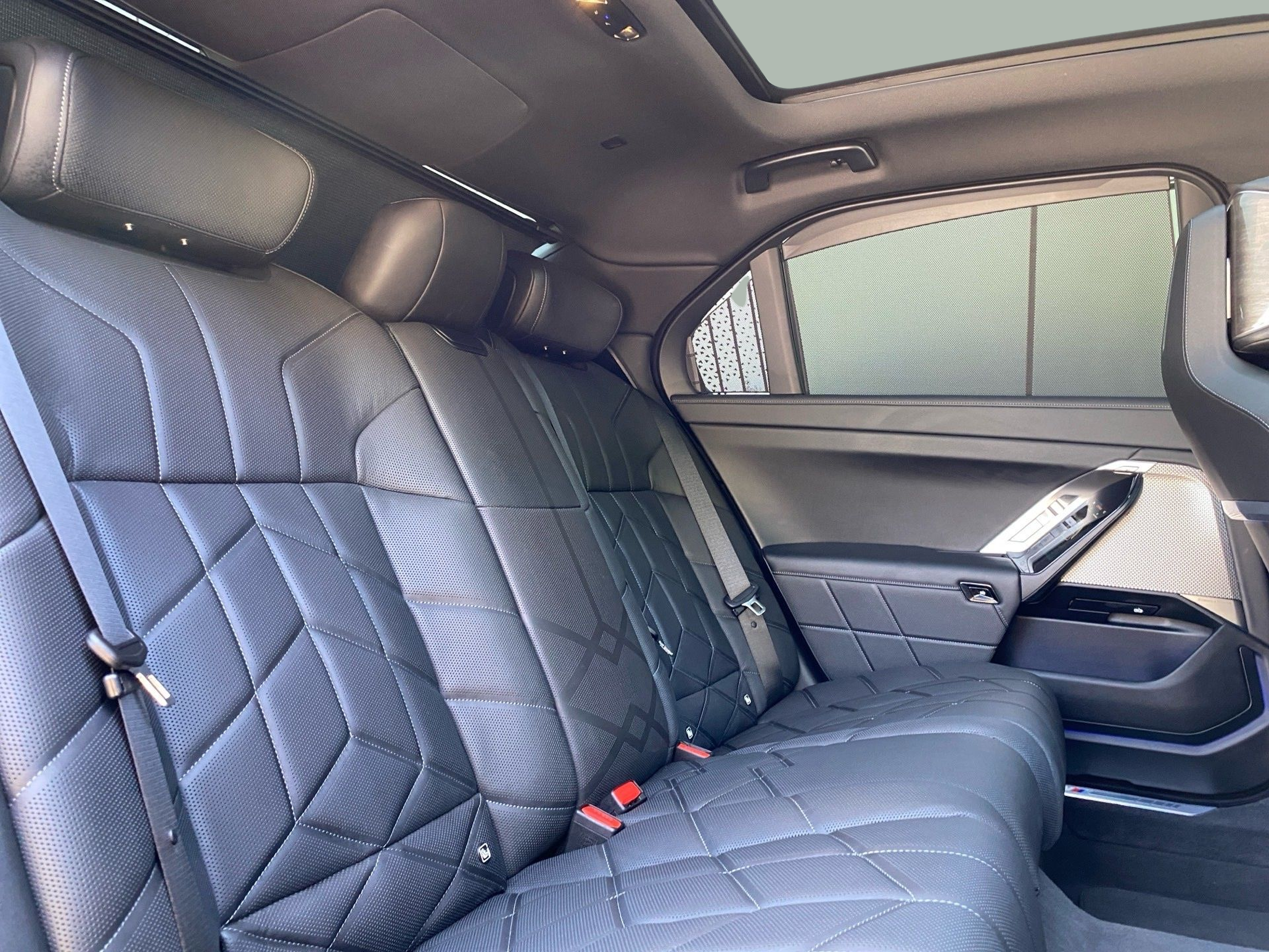 BMW I7 eDrive50 color Negro. Año 2025. 335KW(455CV). Elétrico. En concesionario Caetano Lisboa de Lisboa