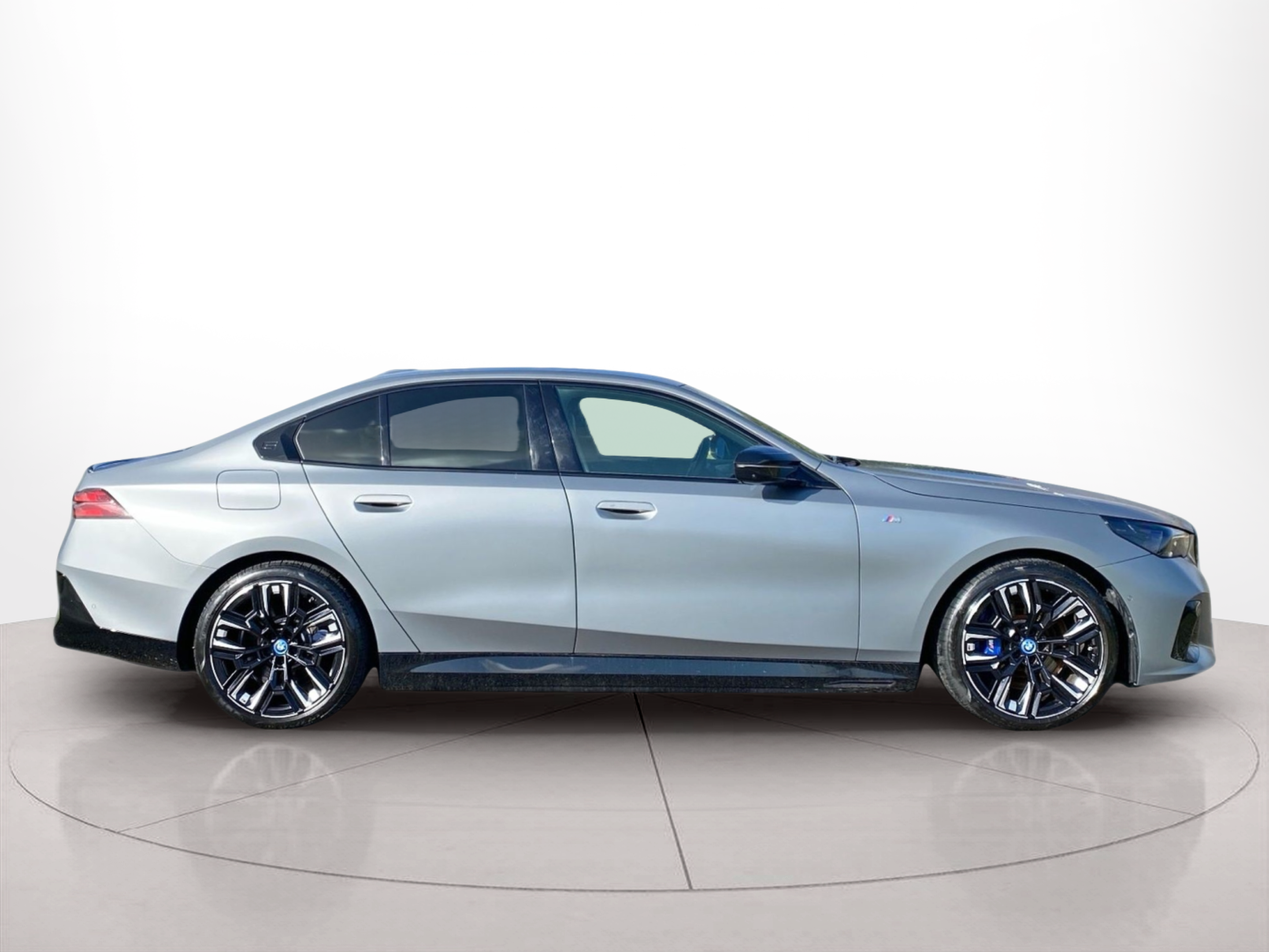 Fotos de BMW i5 M60 color Gris. Año 2023. 442KW(601CV). Elétrico. En concesionario Caetano Cascais de Cascais