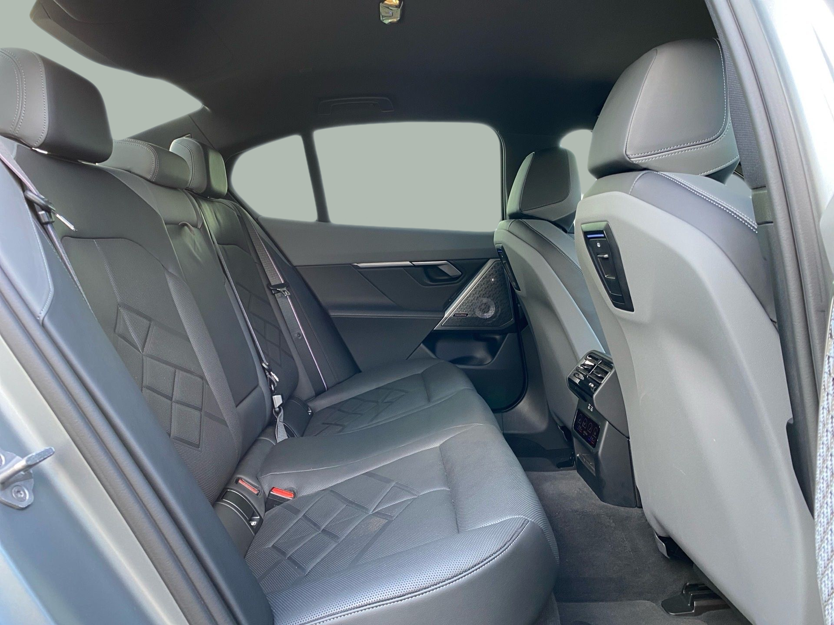 BMW i5 M60 color Gris. Año 2023. 442KW(601CV). Elétrico. En concesionario Caetano Cascais de Cascais