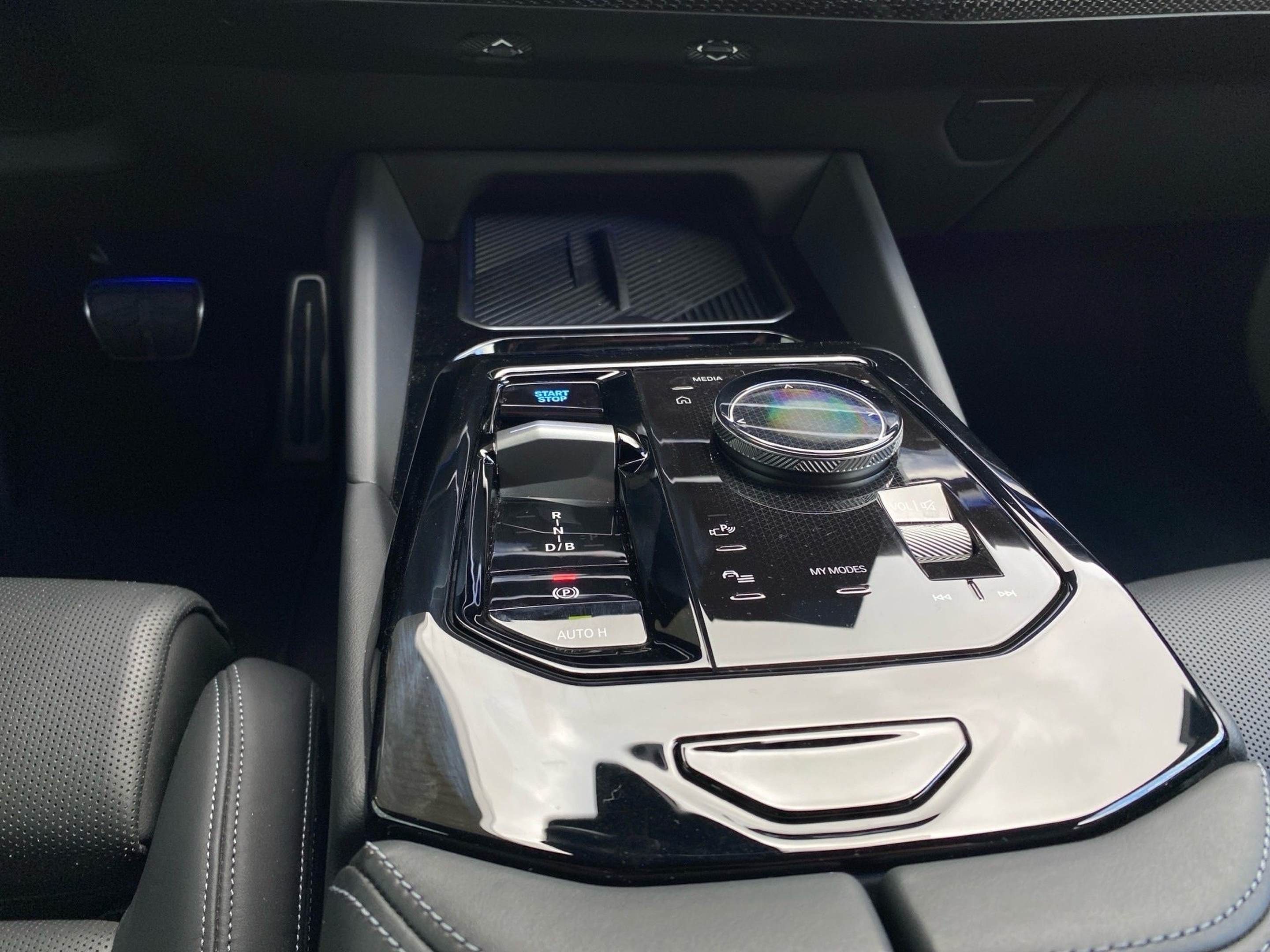 BMW i5 M60 color Gris. Año 2023. 442KW(601CV). Elétrico. En concesionario Caetano Cascais de Cascais