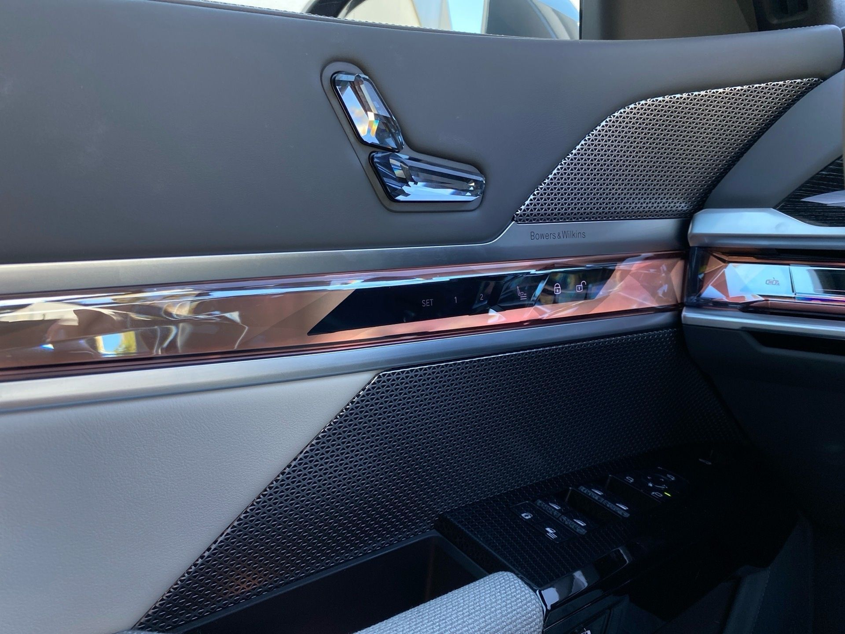 BMW I7 xDrive60 color Gris. Año 2024. 400KW(544CV). Elétrico. En concesionario Caetano Lisboa de Lisboa