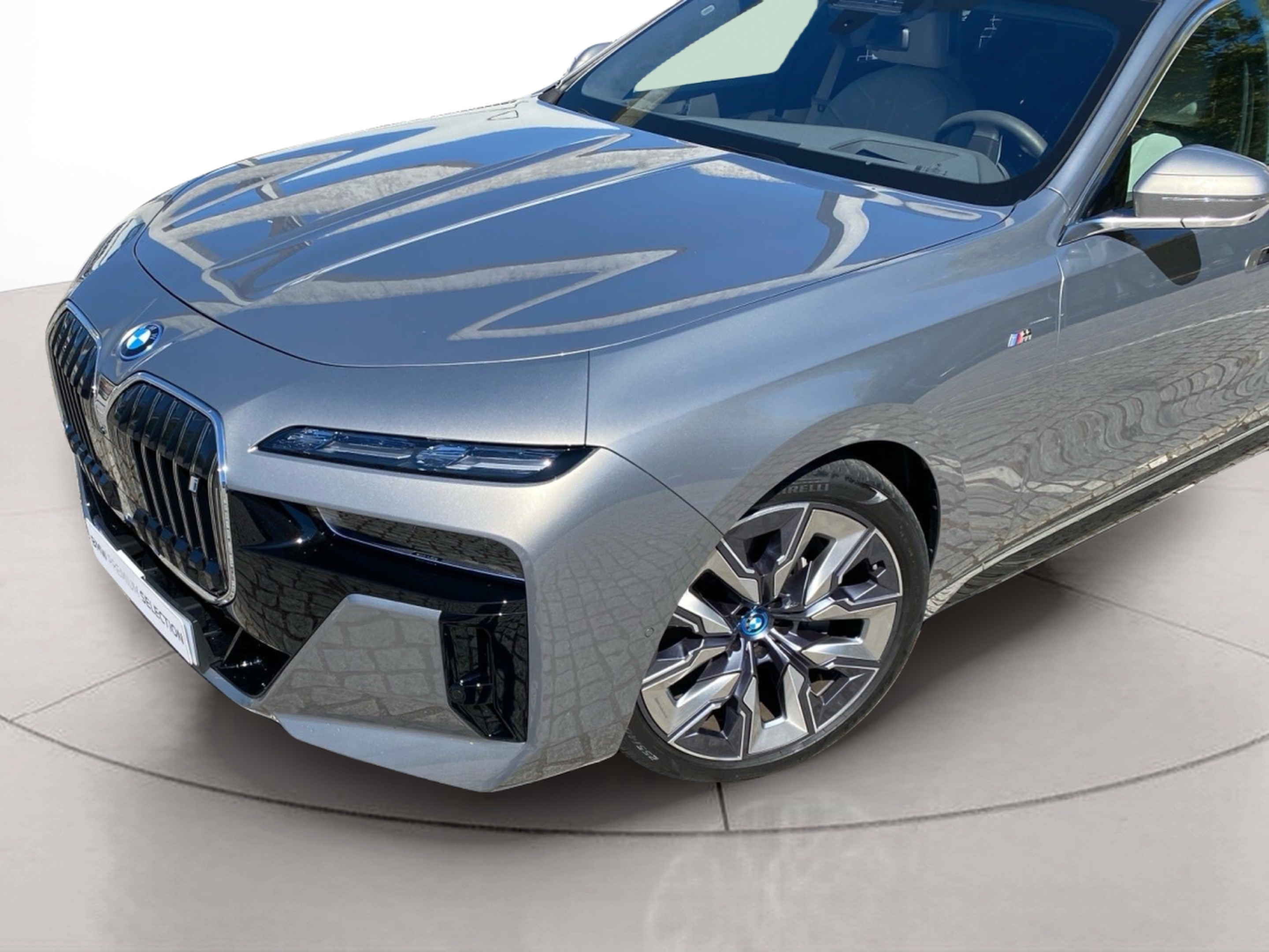 BMW I7 xDrive60 color Gris. Año 2024. 400KW(544CV). Elétrico. En concesionario Caetano Lisboa de Lisboa