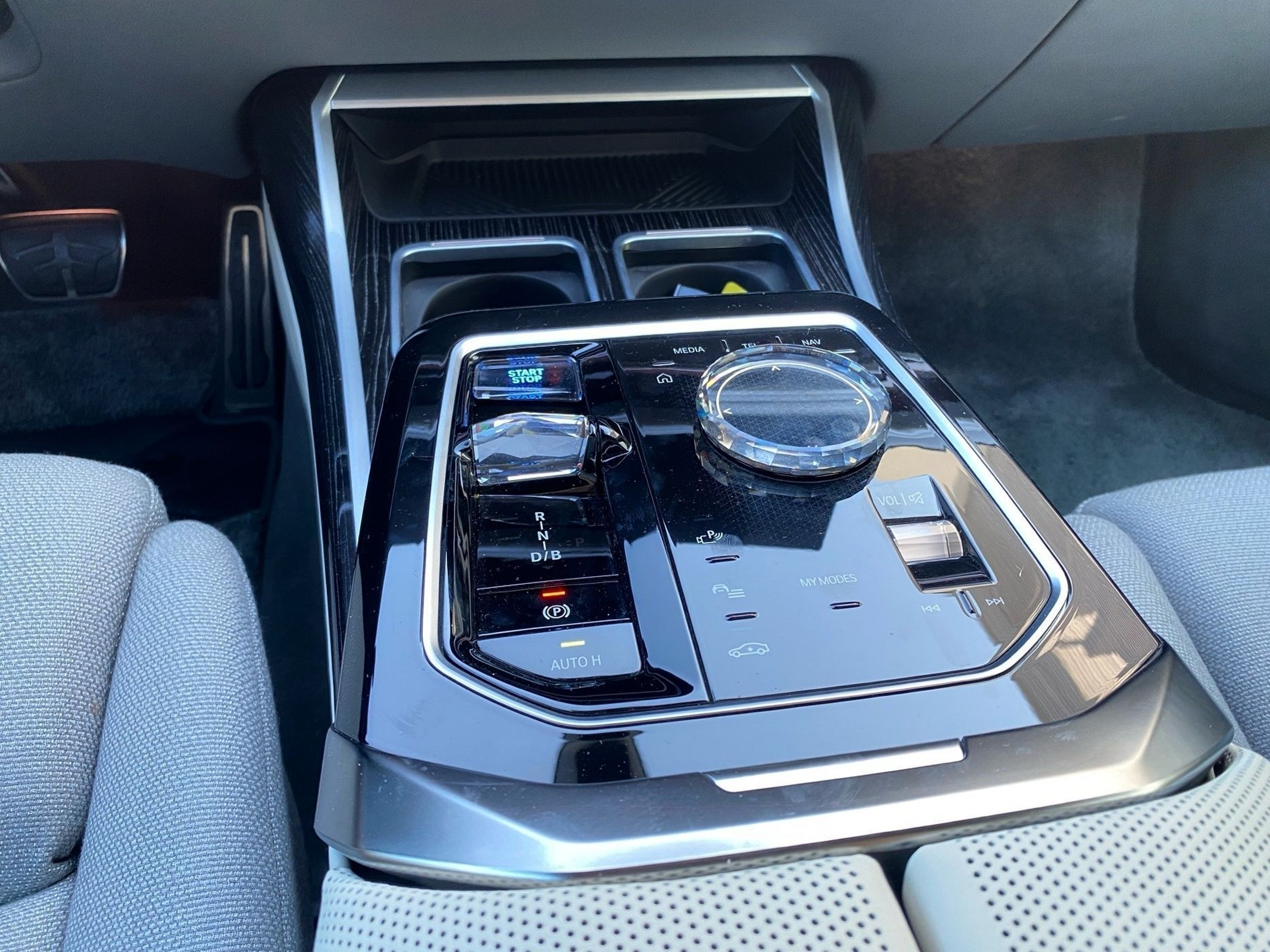 BMW I7 xDrive60 color Gris. Año 2024. 400KW(544CV). Elétrico. En concesionario Caetano Lisboa de Lisboa