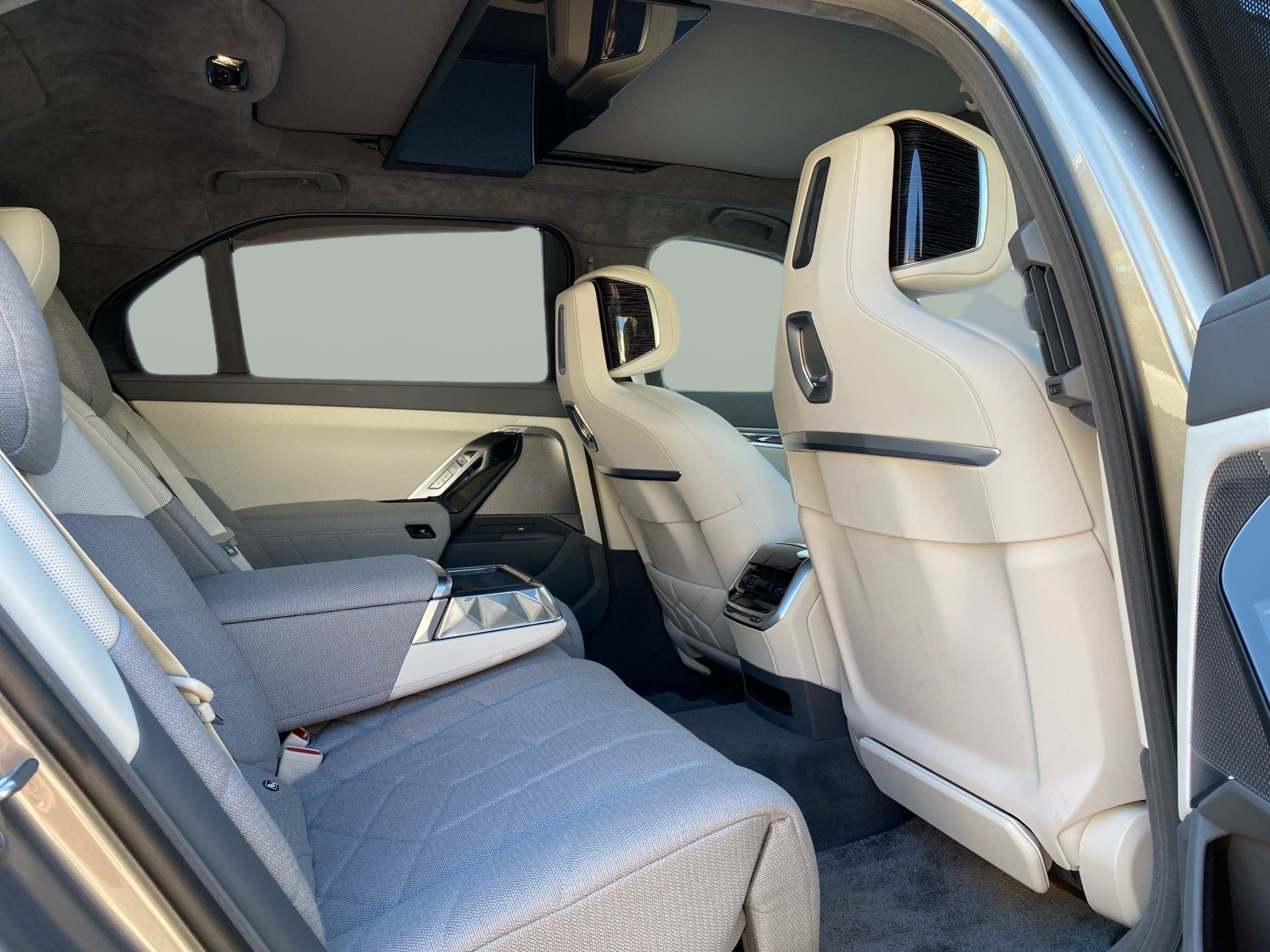 BMW I7 xDrive60 color Gris. Año 2024. 400KW(544CV). Elétrico. En concesionario Caetano Lisboa de Lisboa