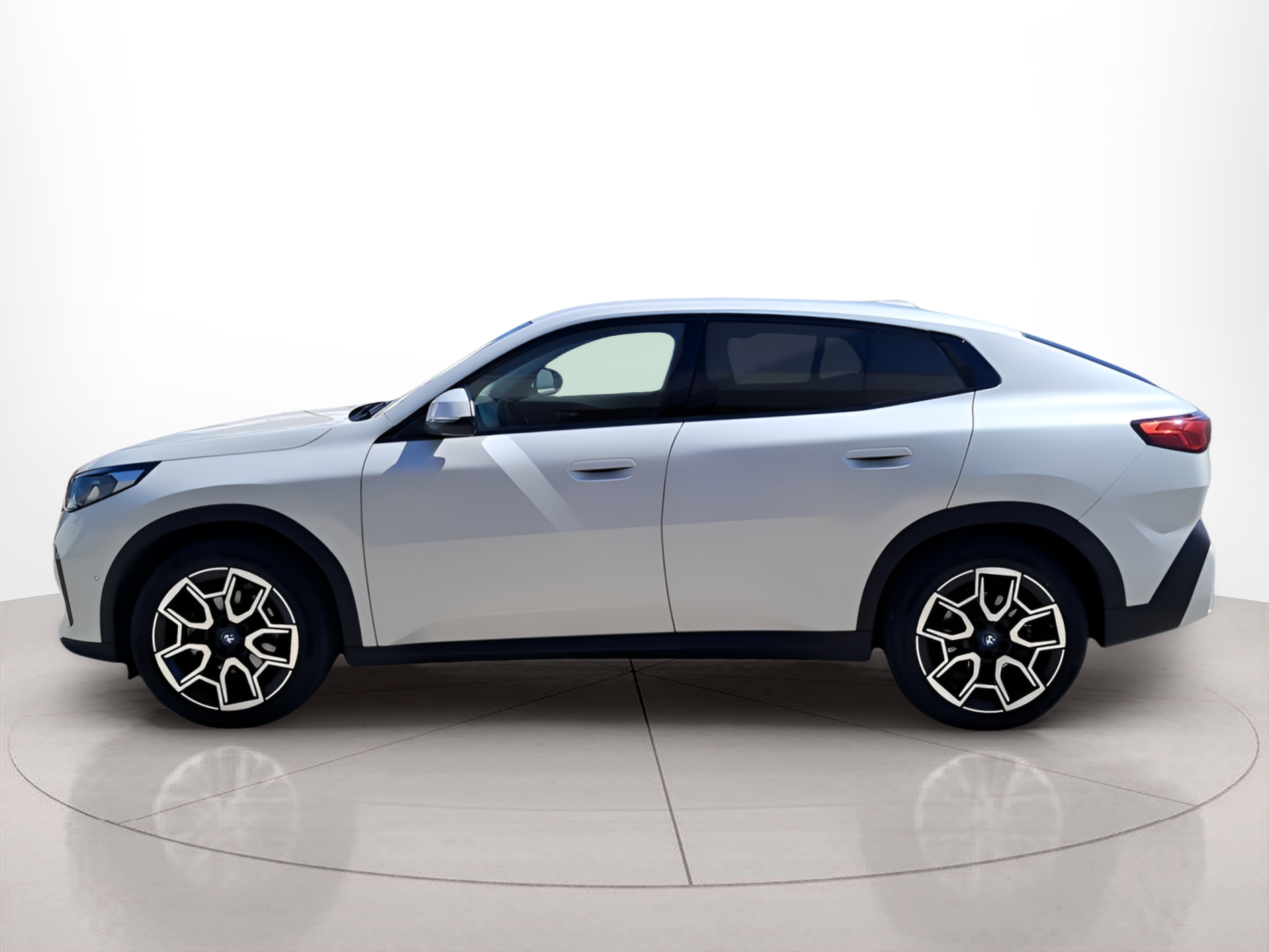 Fotos de BMW iX2 eDrive20 color Blanco. Año 2025. 150KW(204CV). Elétrico. En concesionario Caetano Baviera Portimão de Portimão