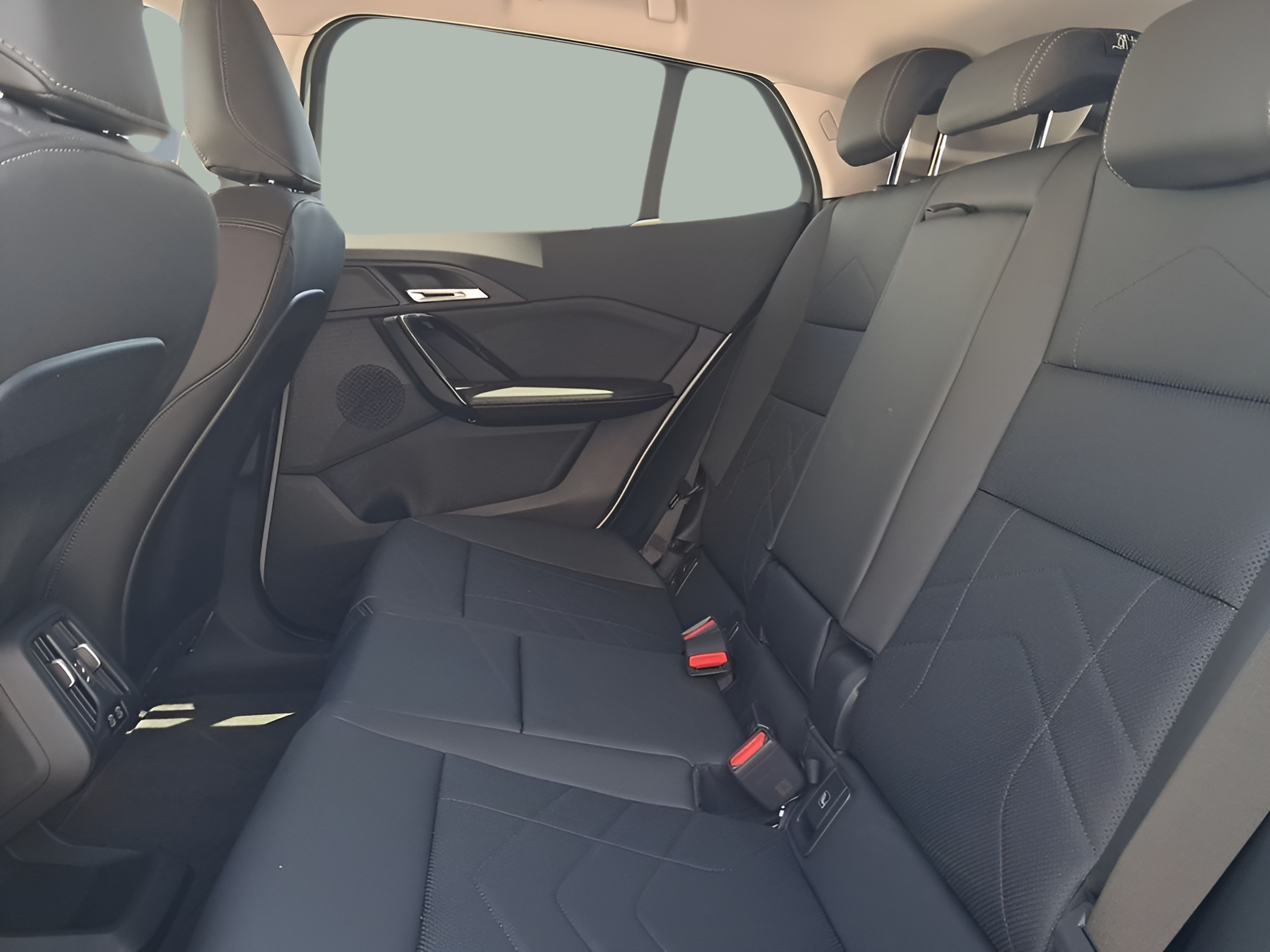 BMW iX2 eDrive20 color Blanco. Año 2025. 150KW(204CV). Elétrico. En concesionario Caetano Baviera Portimão de Portimão